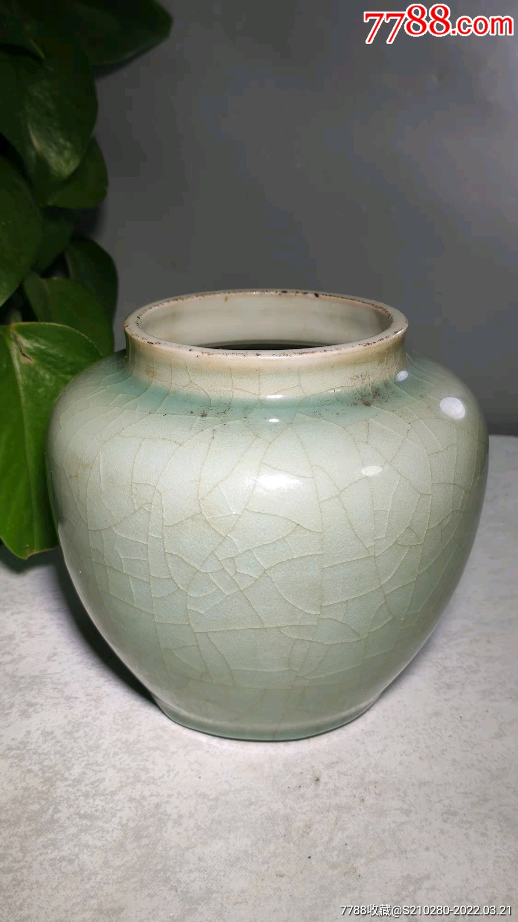 清代豆青釉瓷罐子造型独特瓷质细腻釉水肥厚开片漂亮十分精致