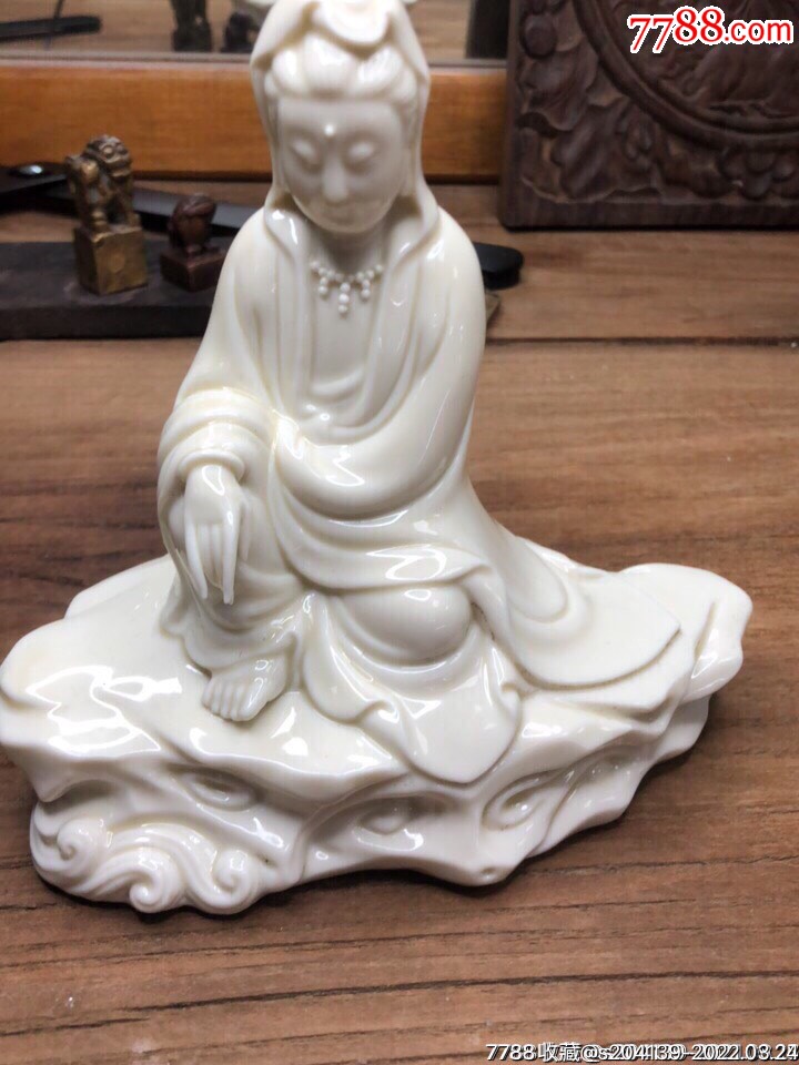 德化瓷观音落款何朝宗坐岩自在小观音七八十年代_单色白瓷_宏玉阁