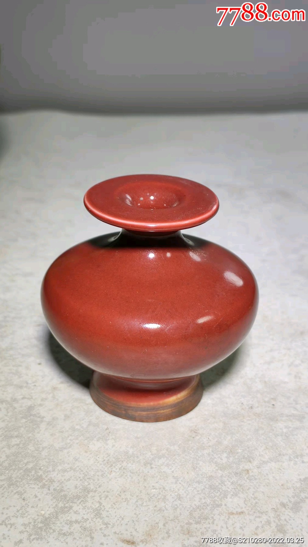 红釉袖珍小瓷瓶造型独特瓷质细腻釉水肥厚精致小巧