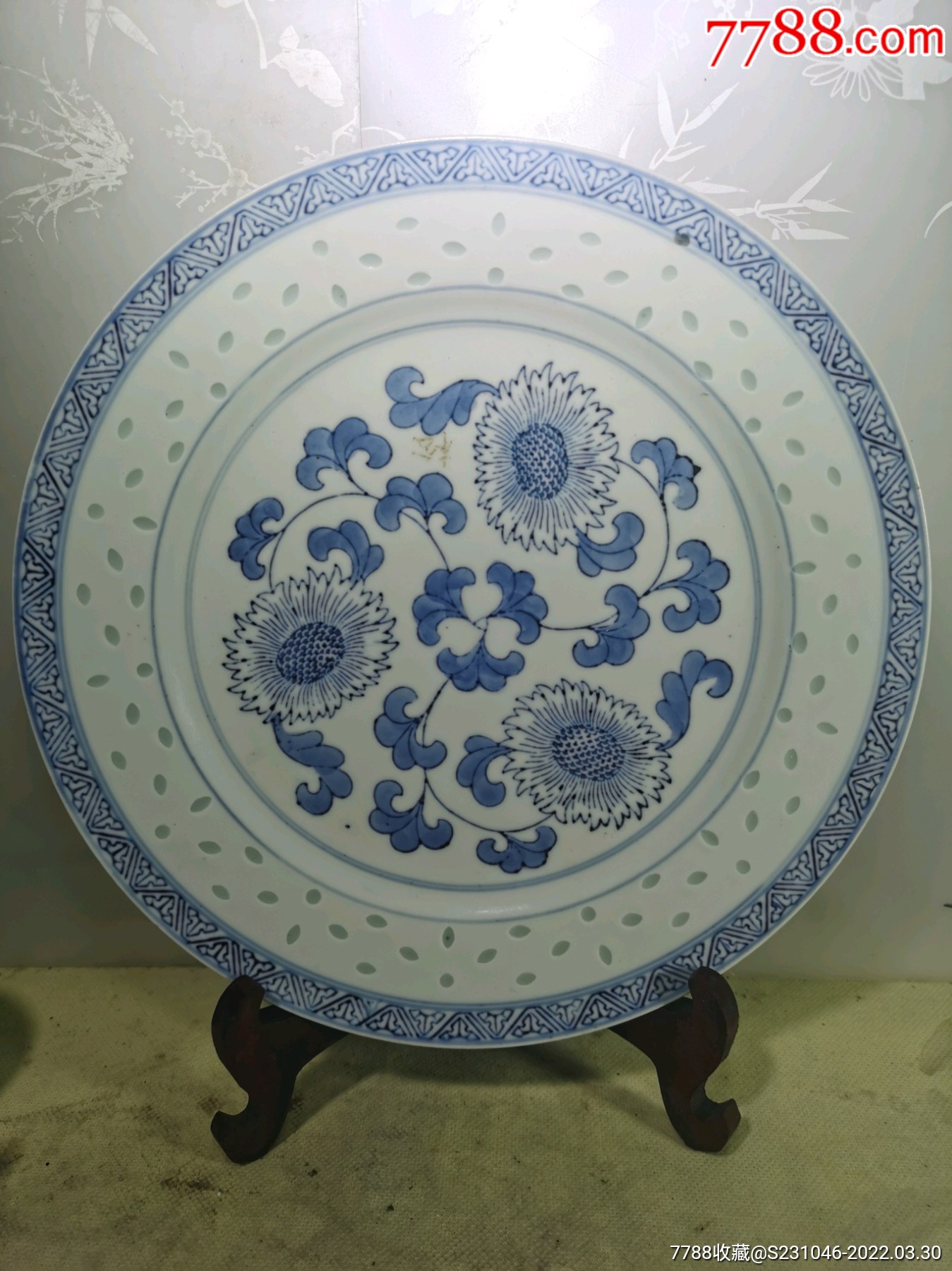 60年代光明瓷厂青花大叶菊玲珑赏盘