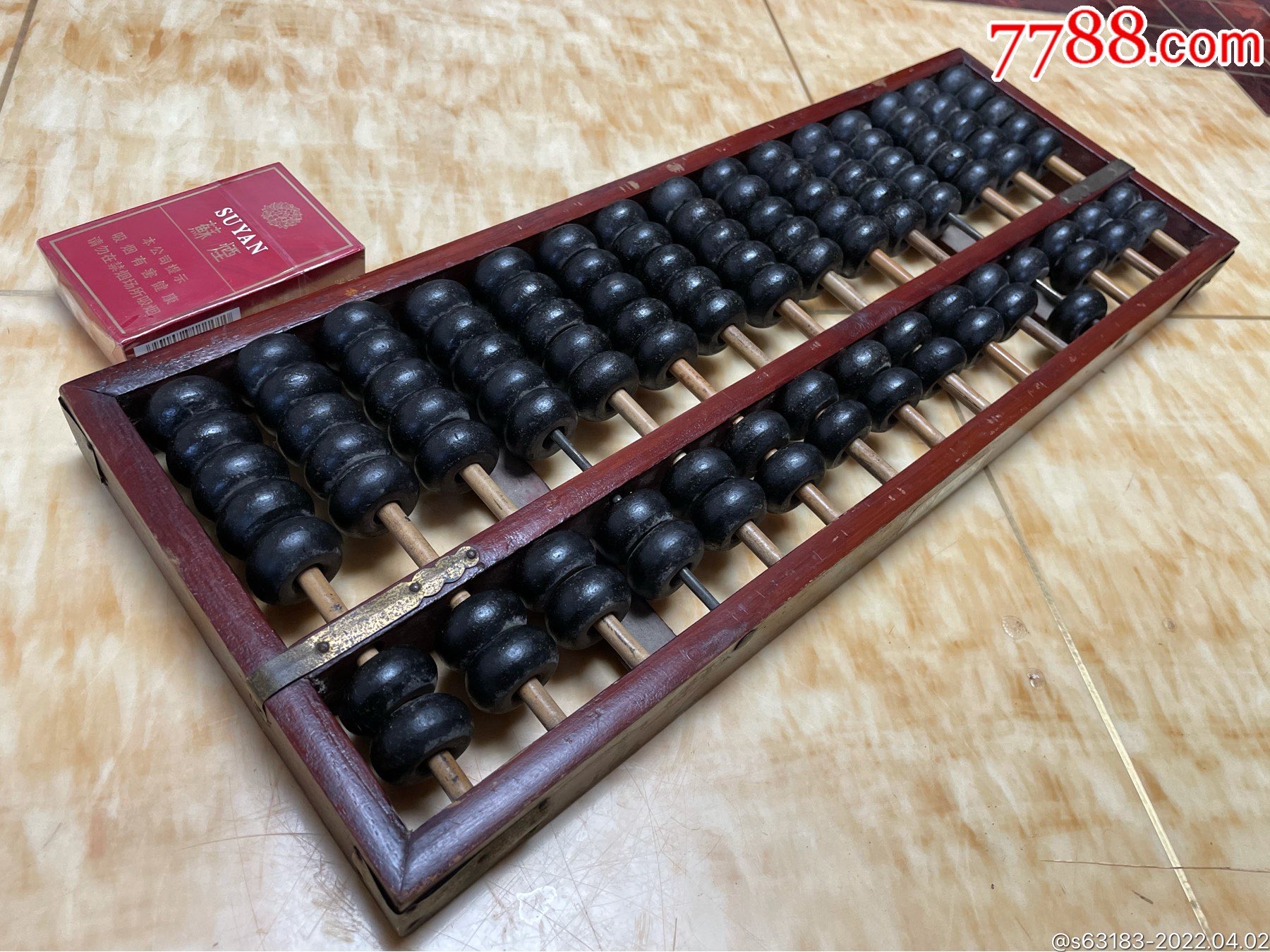 一把品不错的大算盘非常厚重非常沉手