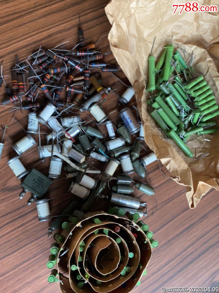 怀旧老收音机配件瓷电容和一些电阻请看图辨别