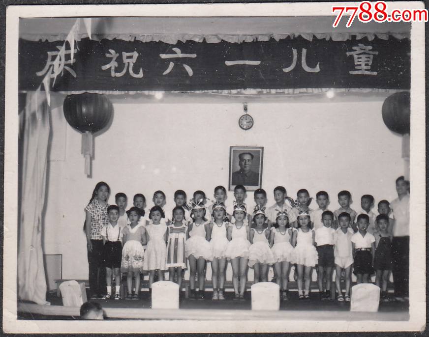 五十年代庆祝六一儿童节师生合影