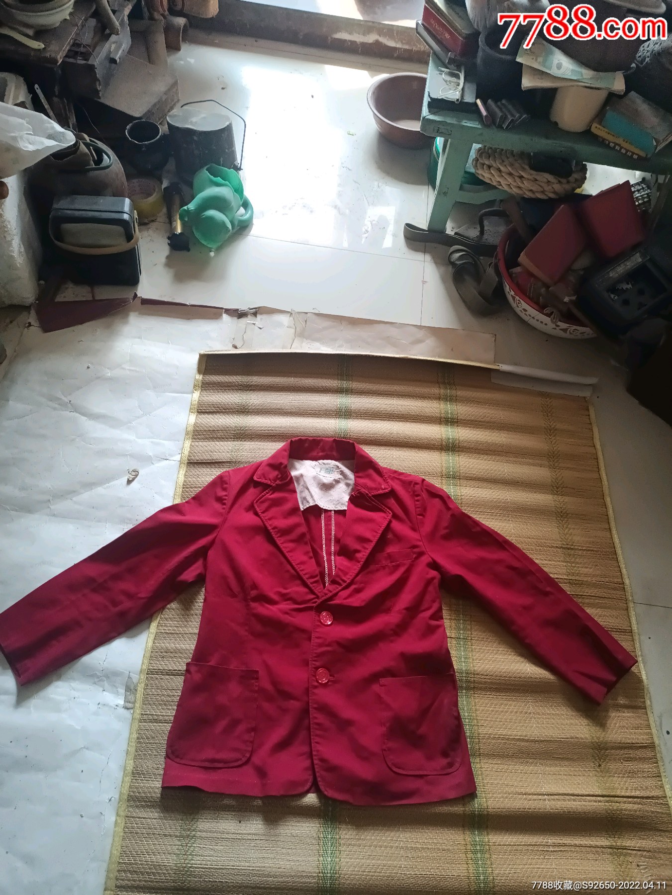 怀旧老上凯牌红有机玻璃扣红布上衣