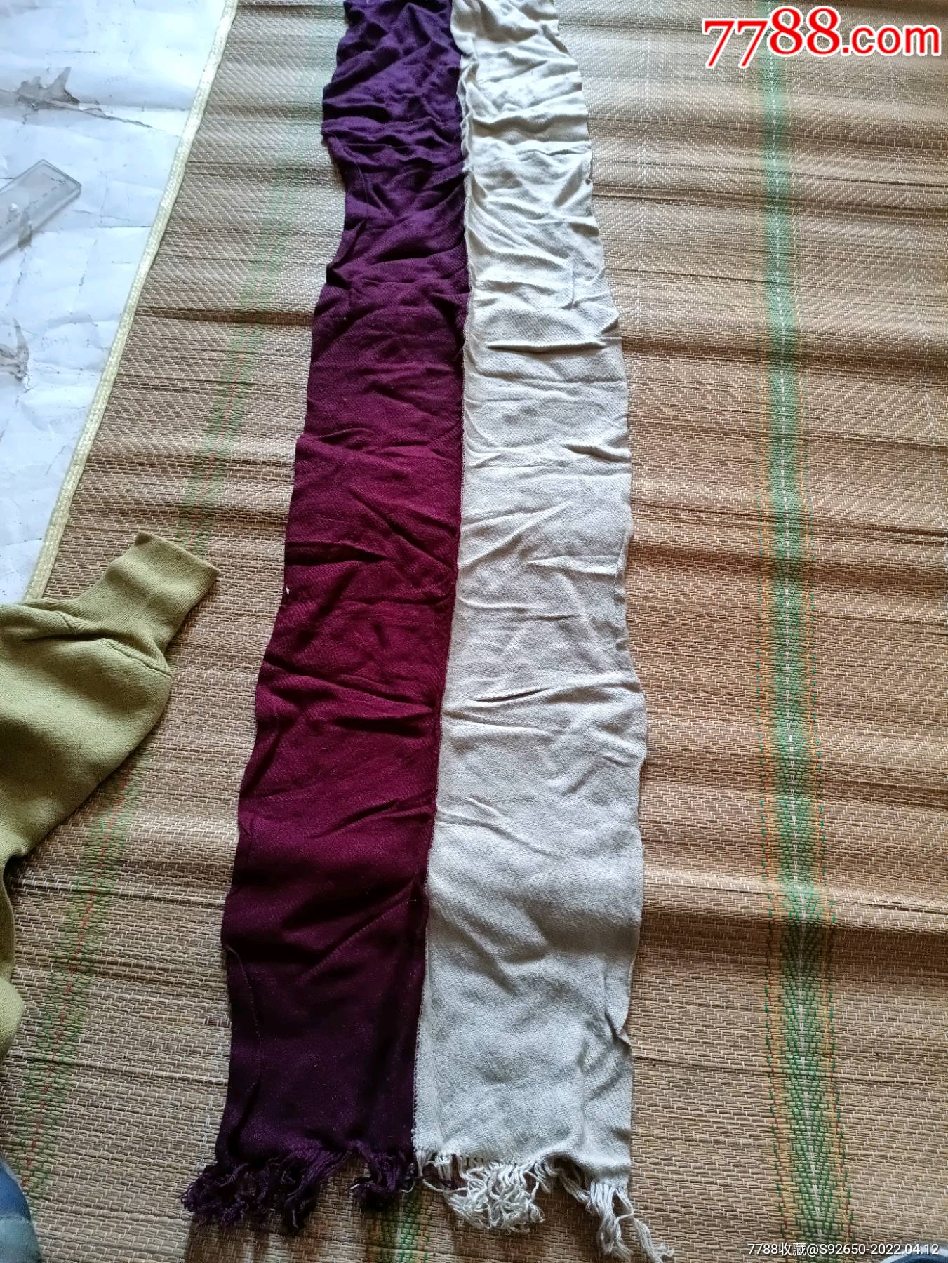 怀旧老式带标两色围巾