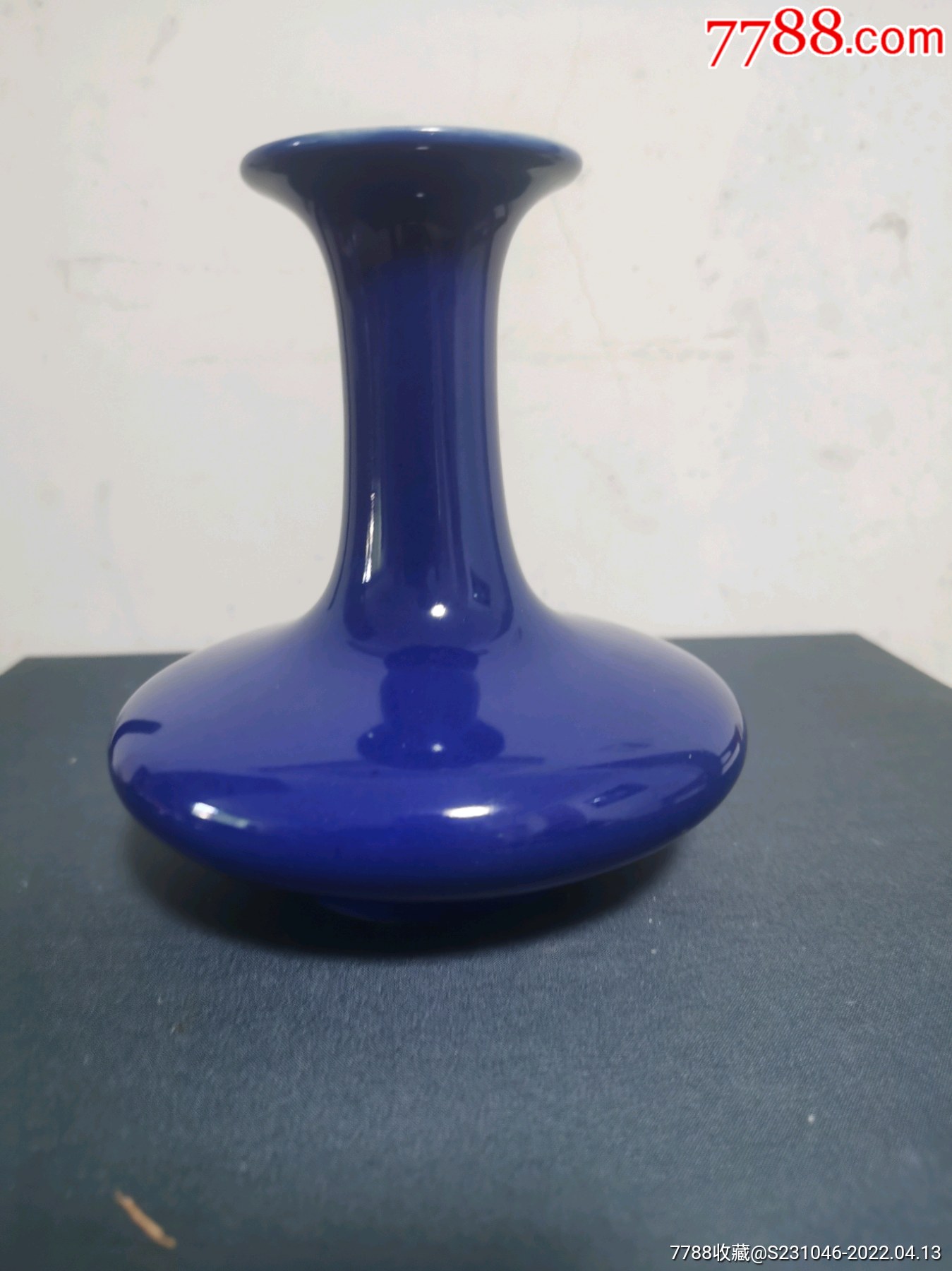 60年代建国瓷厂宝石蓝秞扁肚瓶