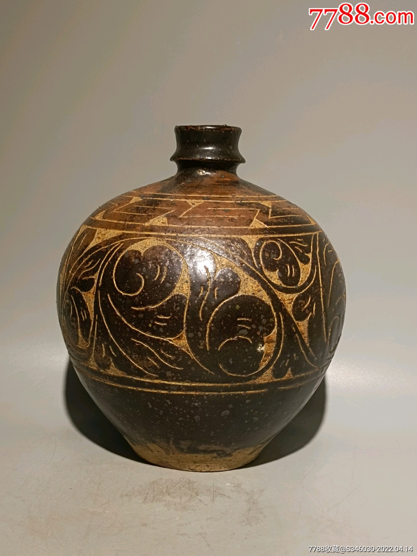 黑釉剔花嘟噜瓶