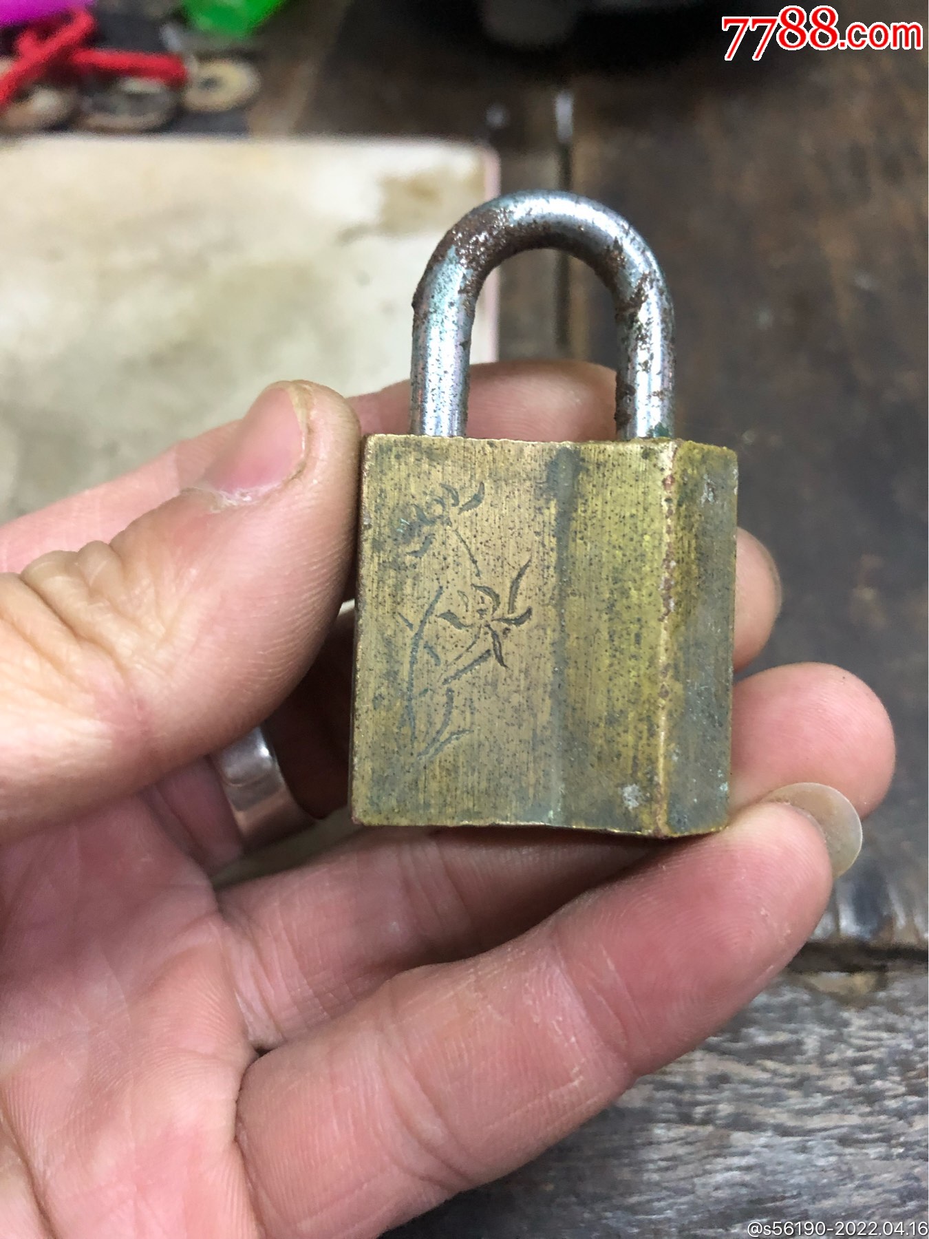 刻花铜挂锁很精致