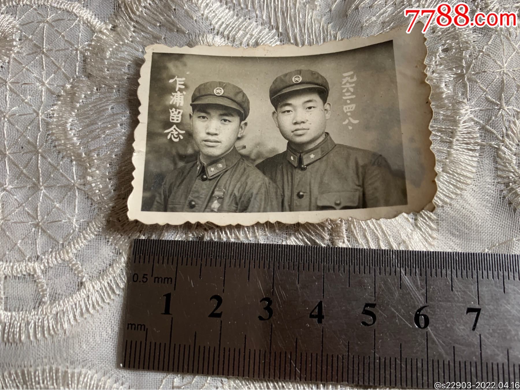 六十年代老照片两位军人帅哥上海乍浦带了徽章约4乘6厘米
