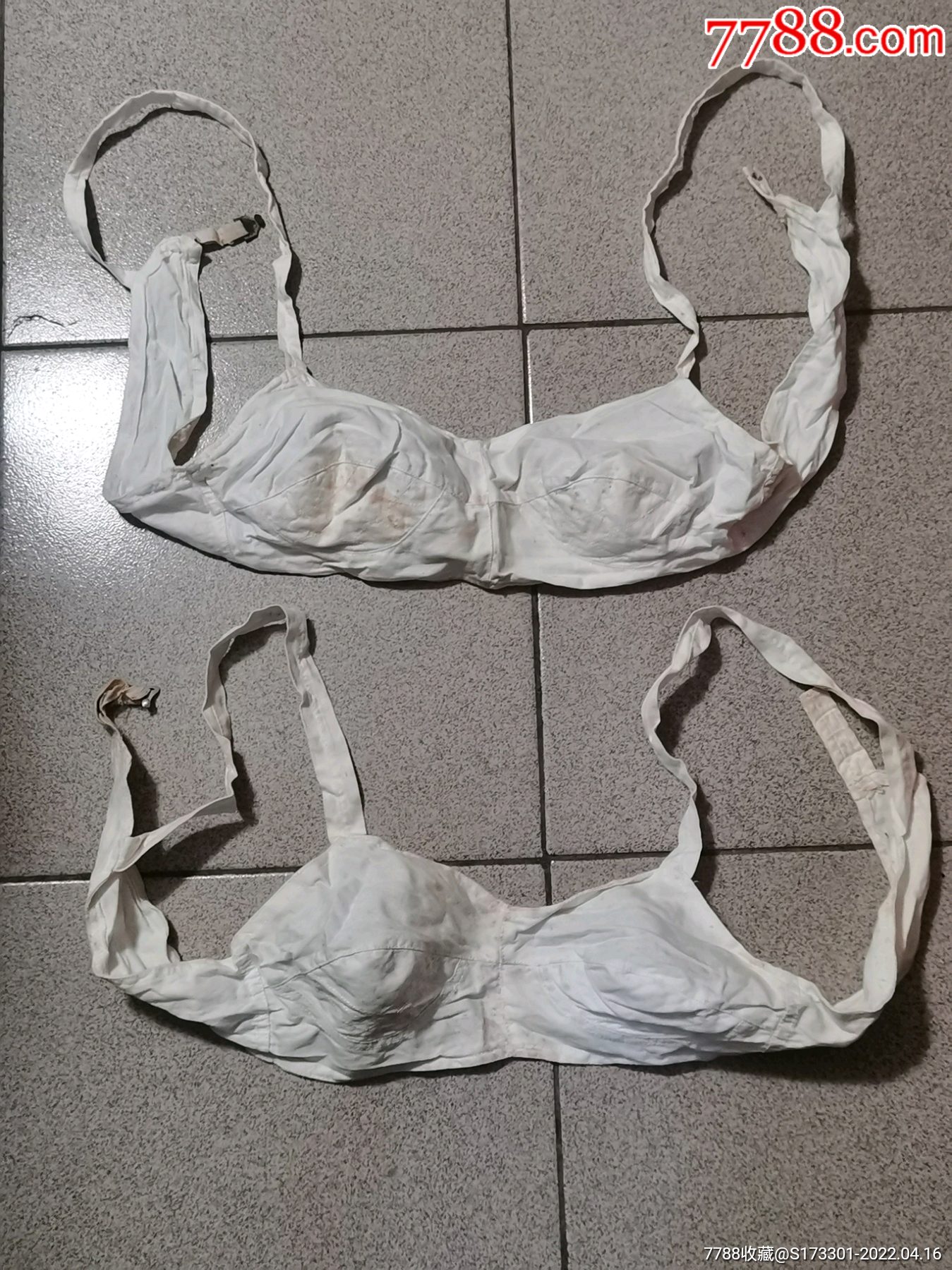 老式白色棉布胸罩两件