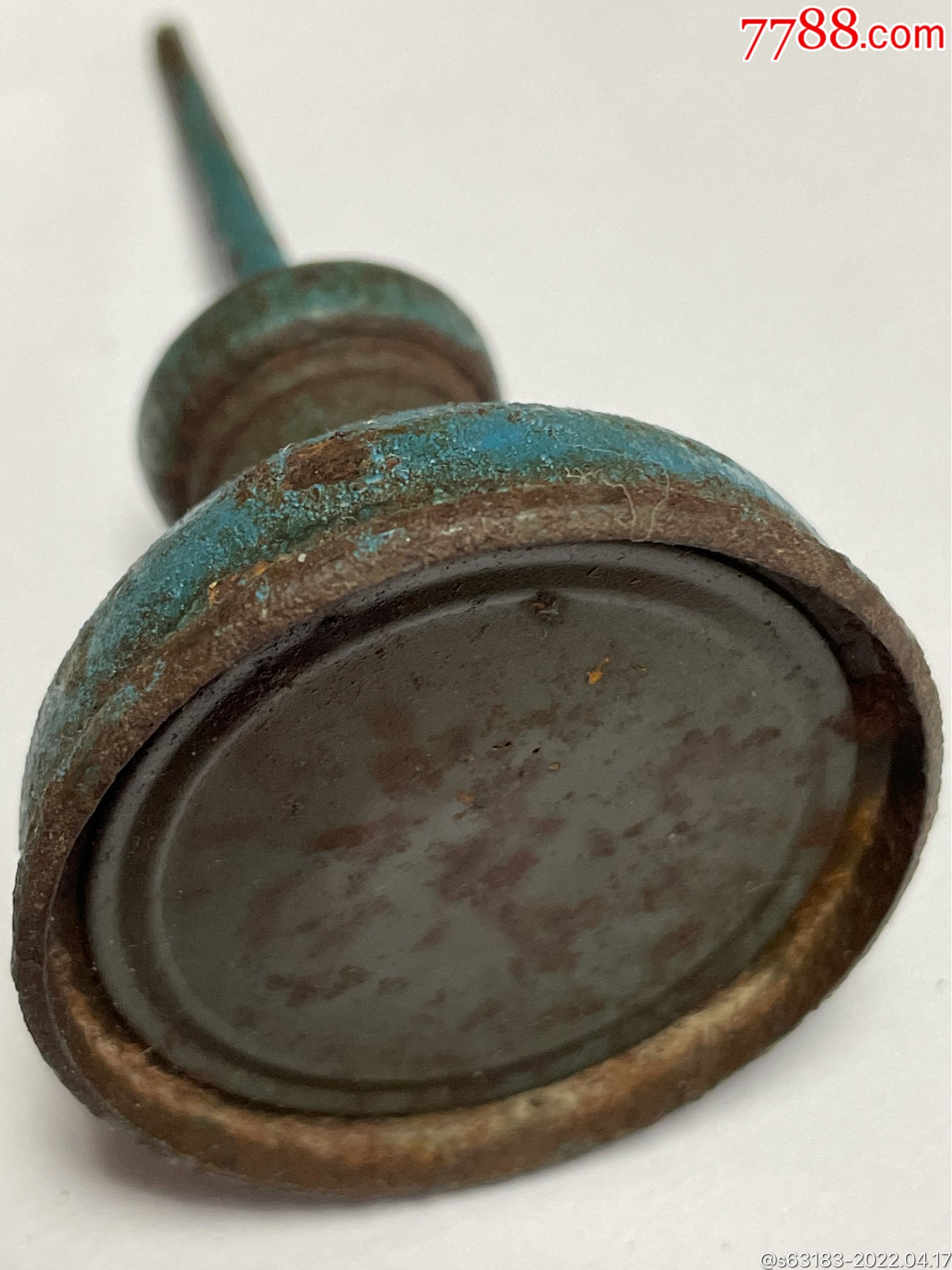 一只老的好玩的铁皮油壶