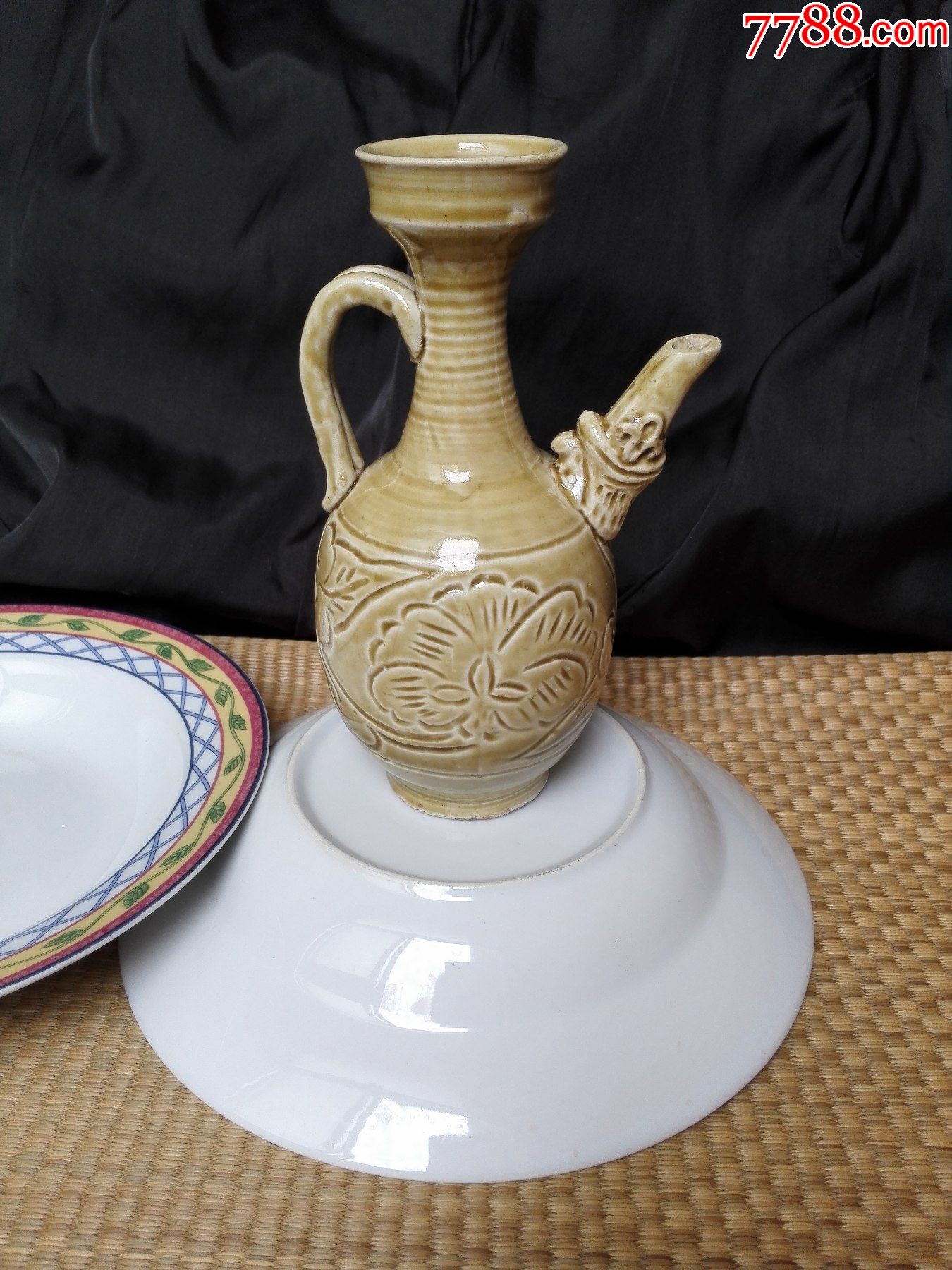 刻花凤嘴黄釉执壶