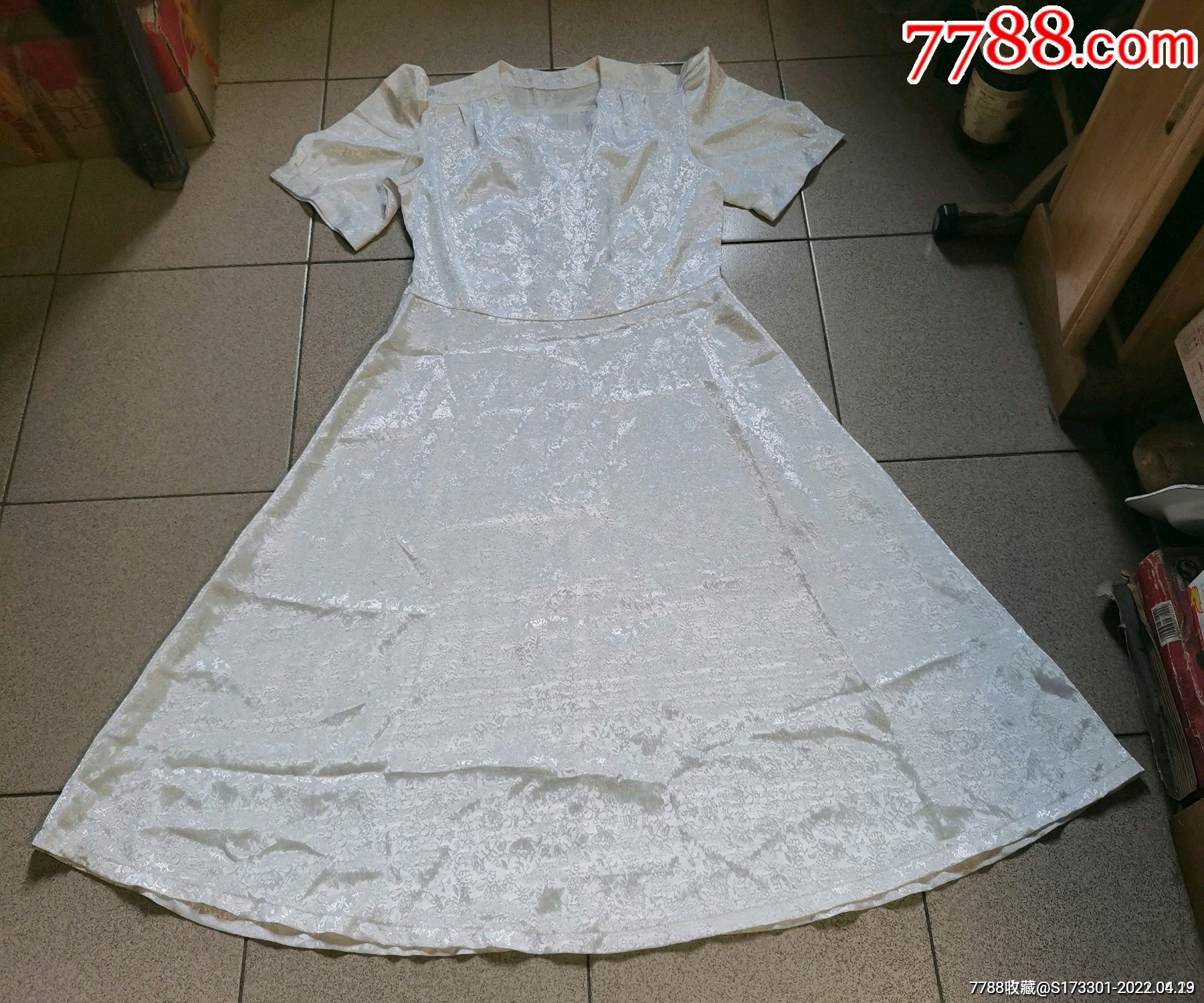 近全新裙子连衣裙耸肩