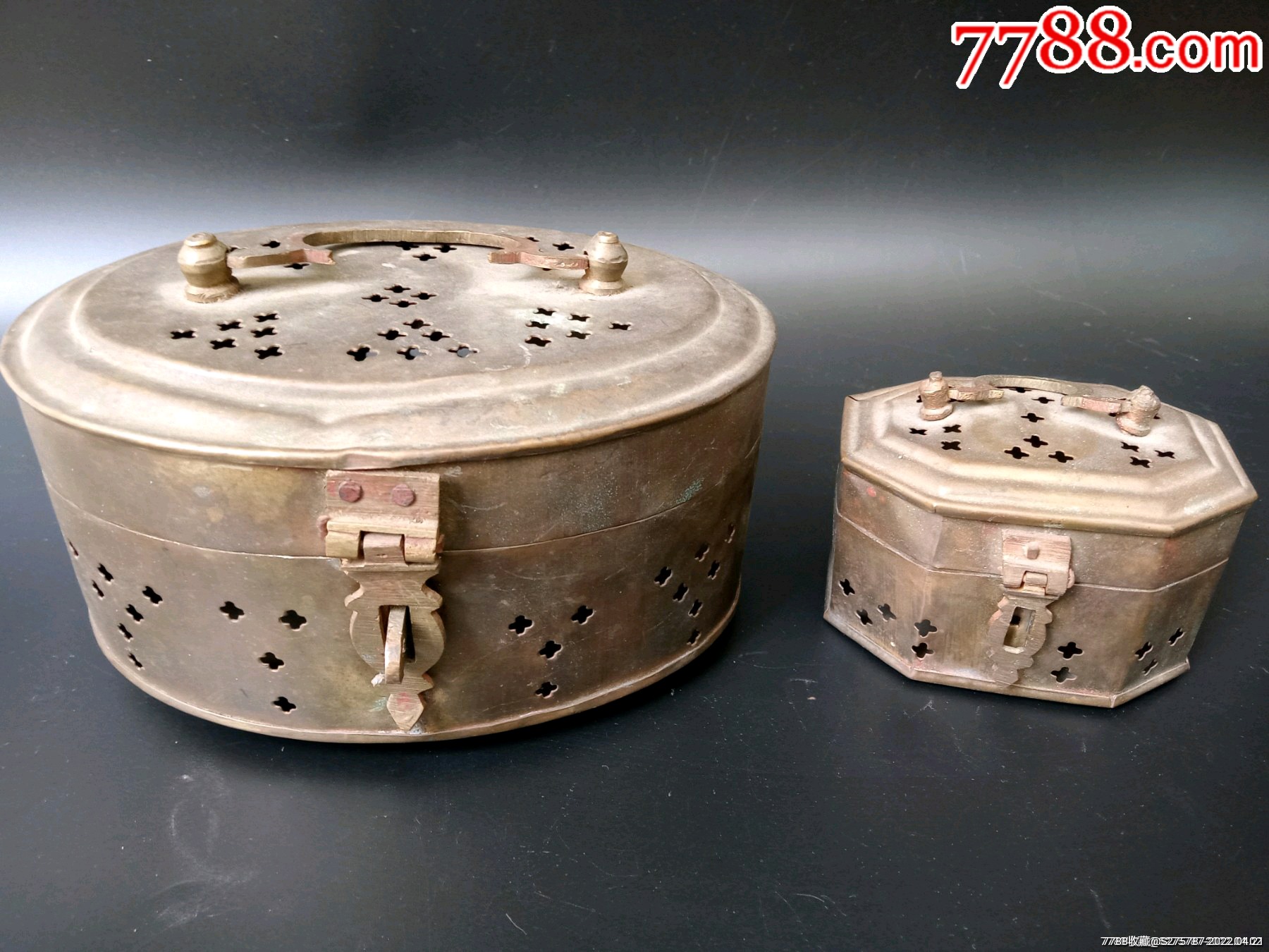 已鉴真民国时期黄铜质铜盒一对