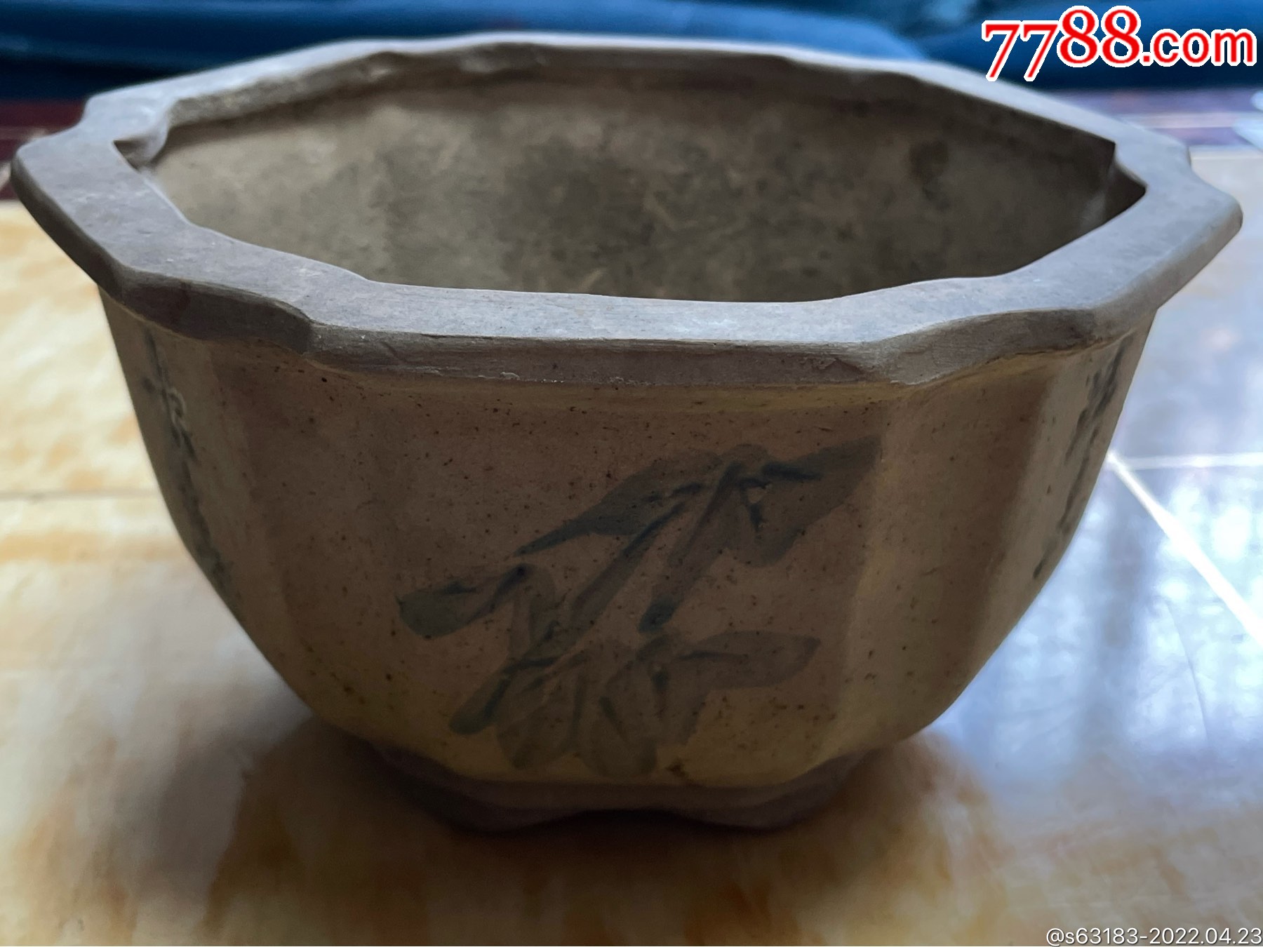 老的一只宜兴紫砂花盆完好无损