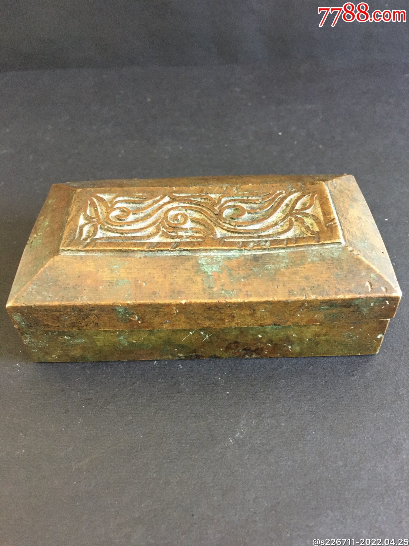 清代卷草纹铜盒