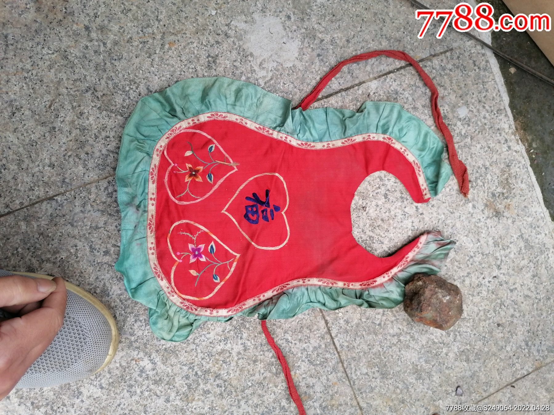 民国绣花小肚兜品相好包真