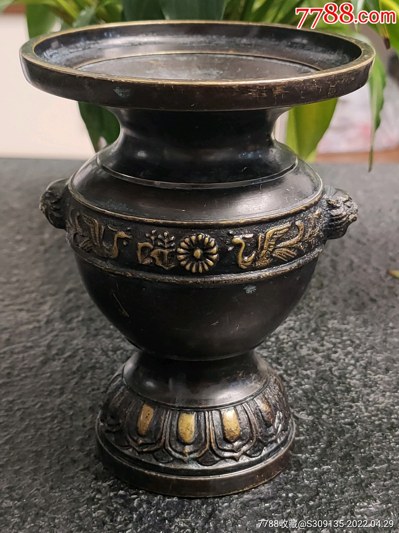 老藏家海外回流匠人制作带底款精品铜花瓶皇室菊花凤凰纹路非常精美重