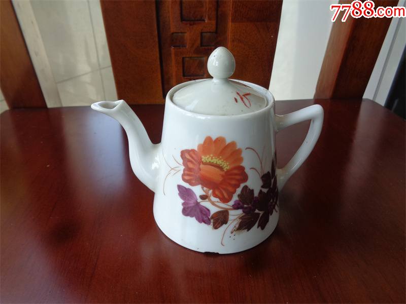 五十年代景德镇第十画瓷生产合作社出品花卉纹小茶壶