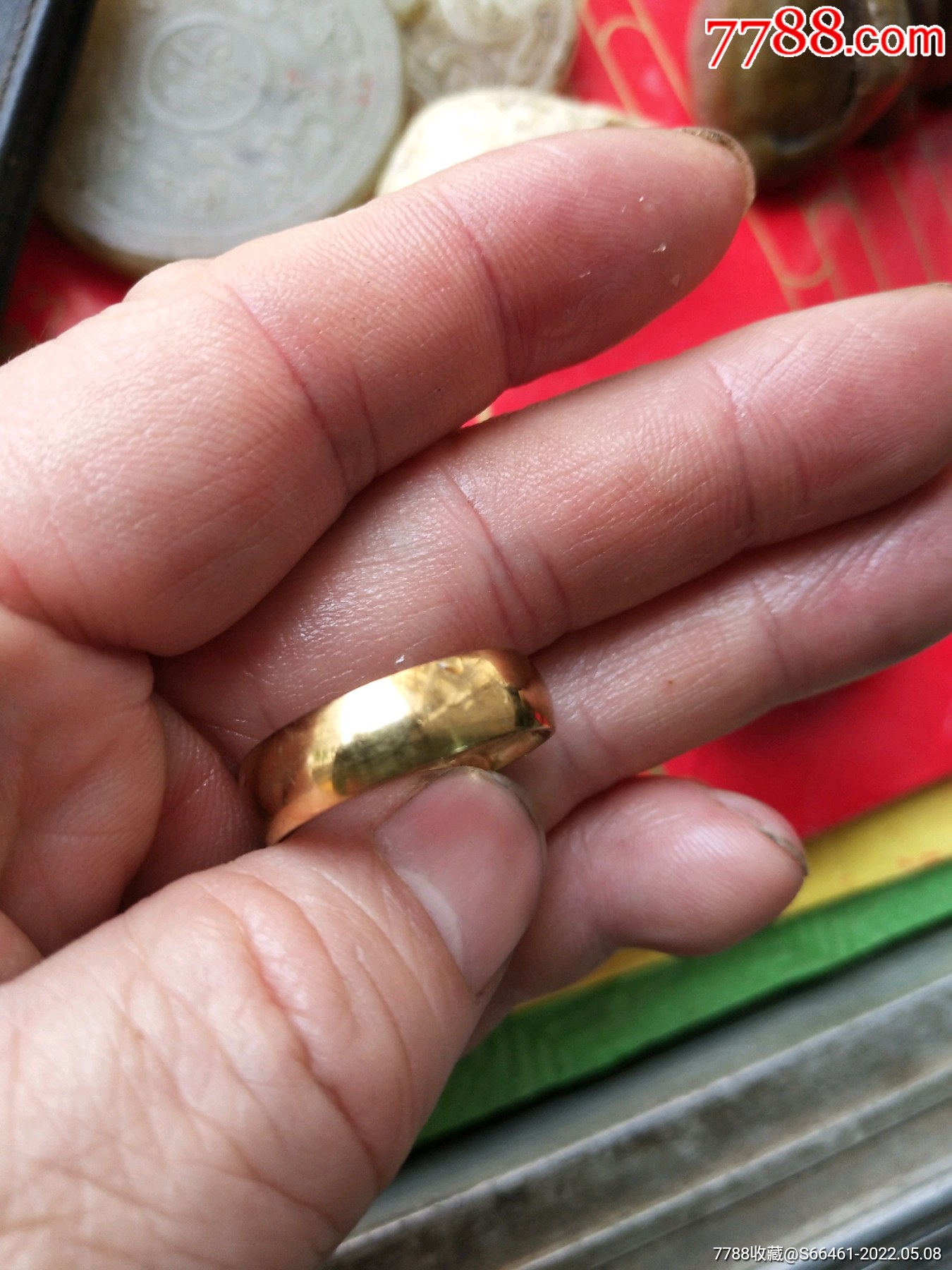 路上捡到的崭新挺重不知真假金戒指一个