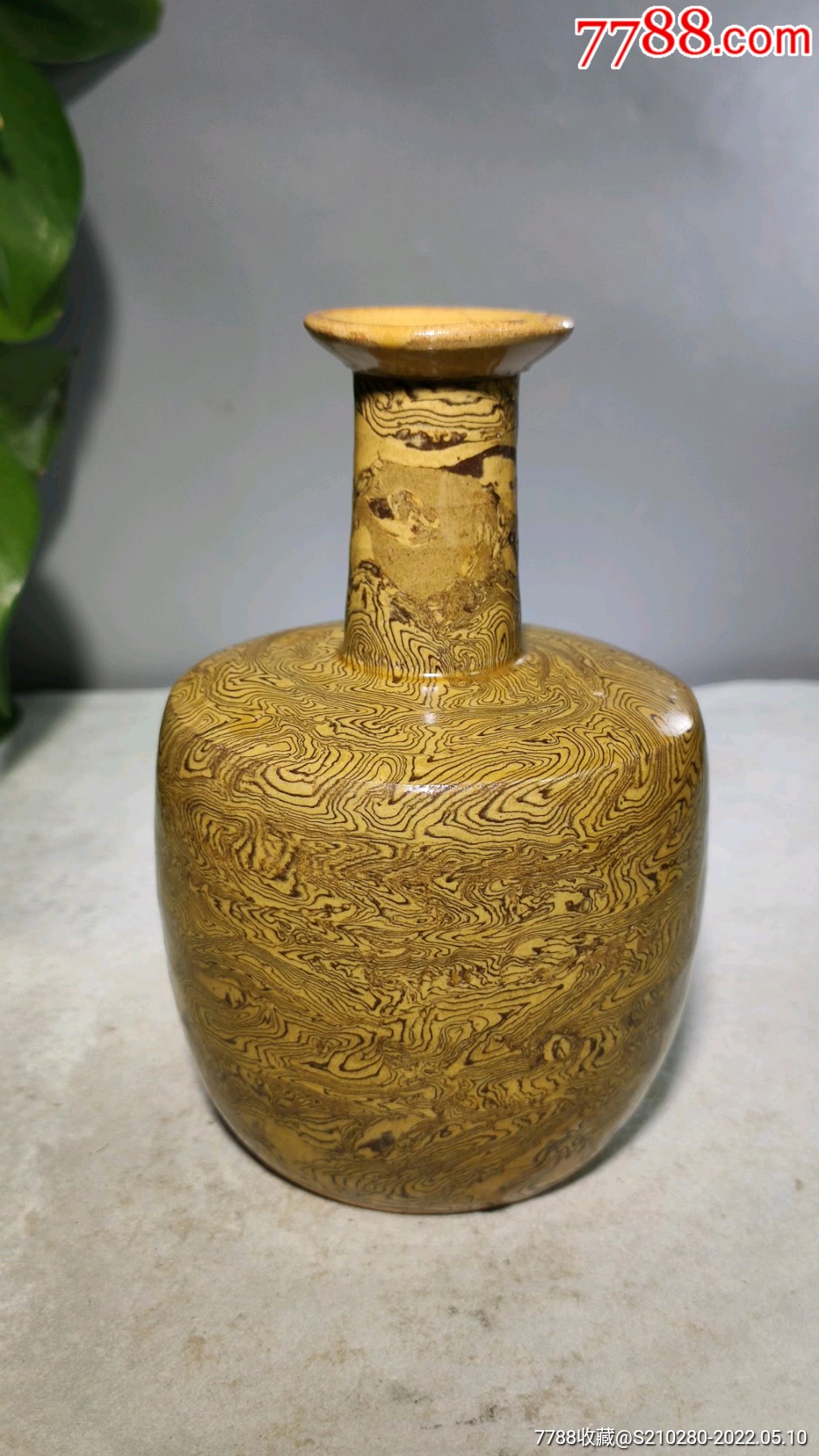 绞胎釉细颈瓶造型独特瓷质细腻纹理漂亮十分精致