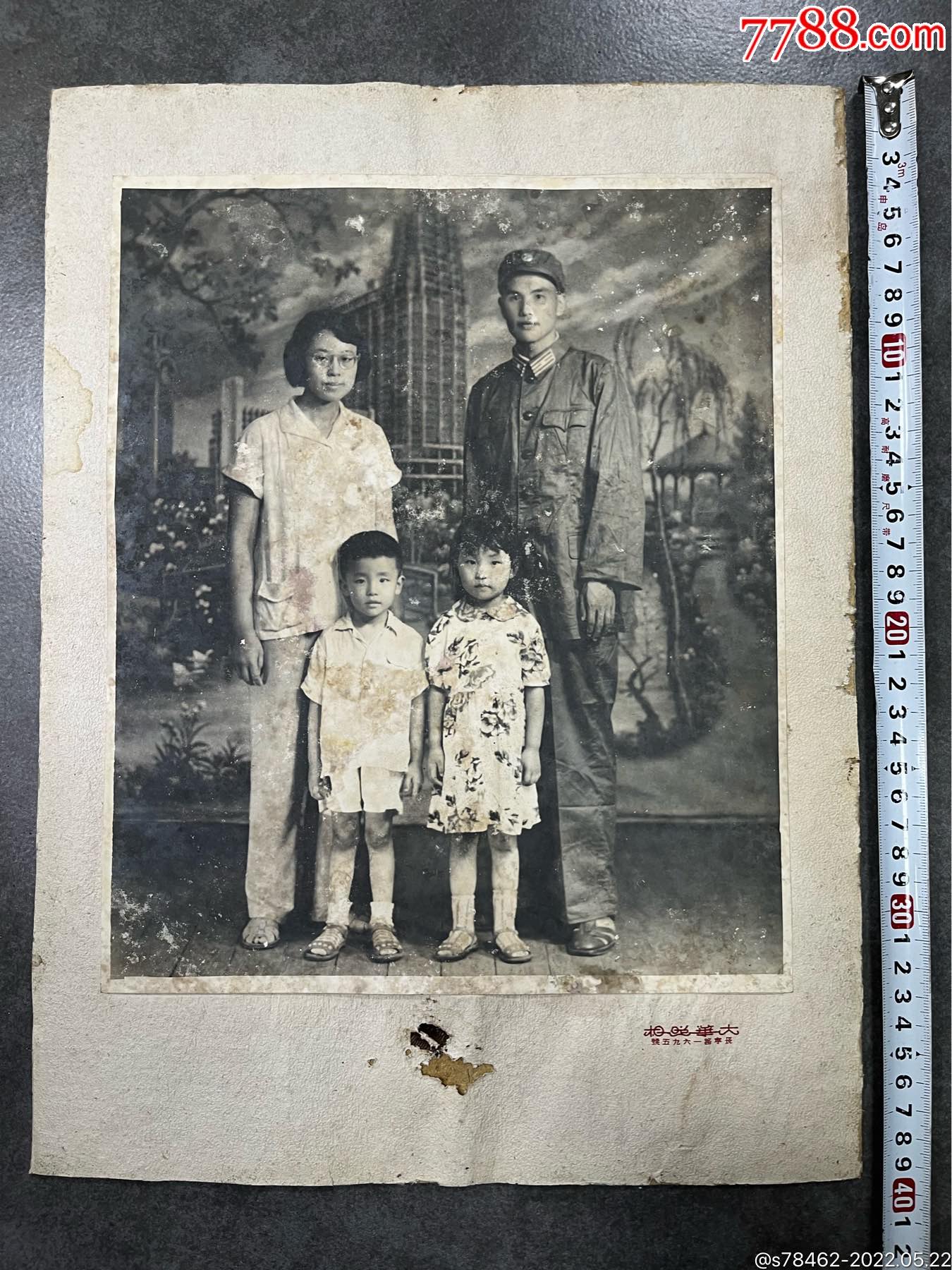50年代军人家庭一家四口摄于上海长宁路1695号大华照相