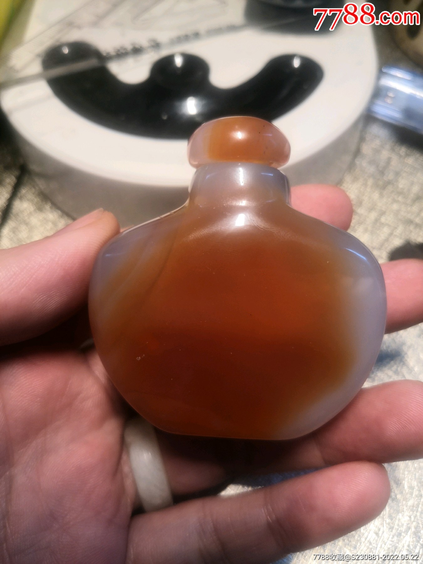 玛瑙鼻烟壶一个