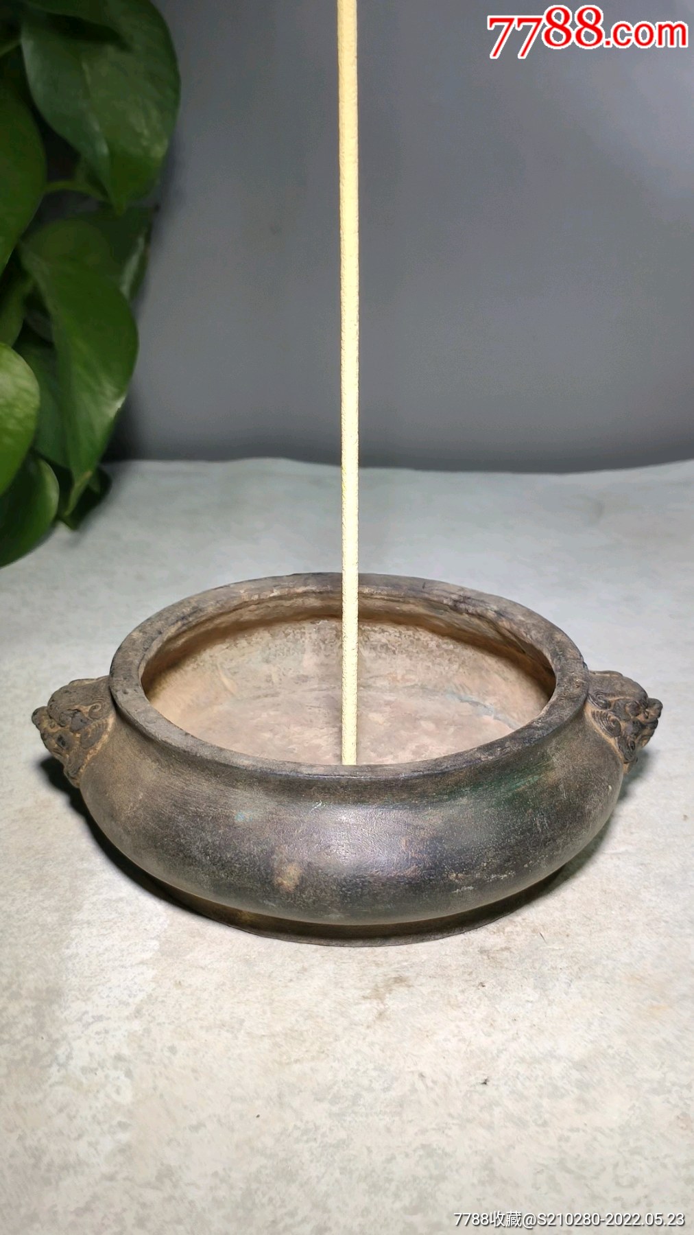 狮头铜香炉造型独特十分霸气皮壳老辣包浆浓厚底部有款