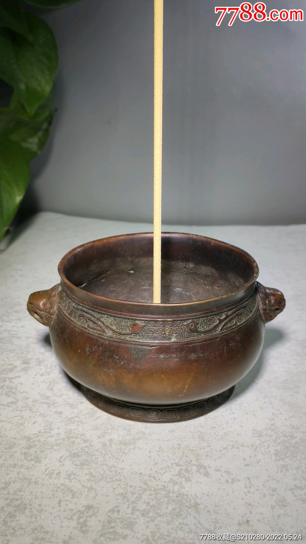 狮头铜香炉!造型独特!铜制清晰!皮壳老辣!包浆浓厚!纹饰漂亮!底部有款