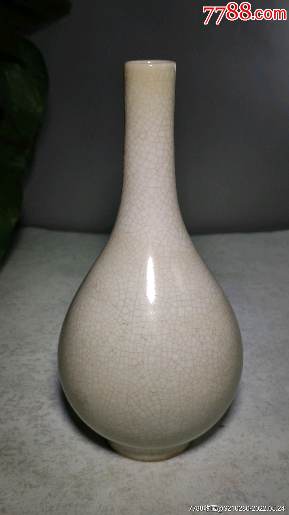 白釉开片细颈瓶造型独特瓷质细腻釉水肥厚开片漂亮