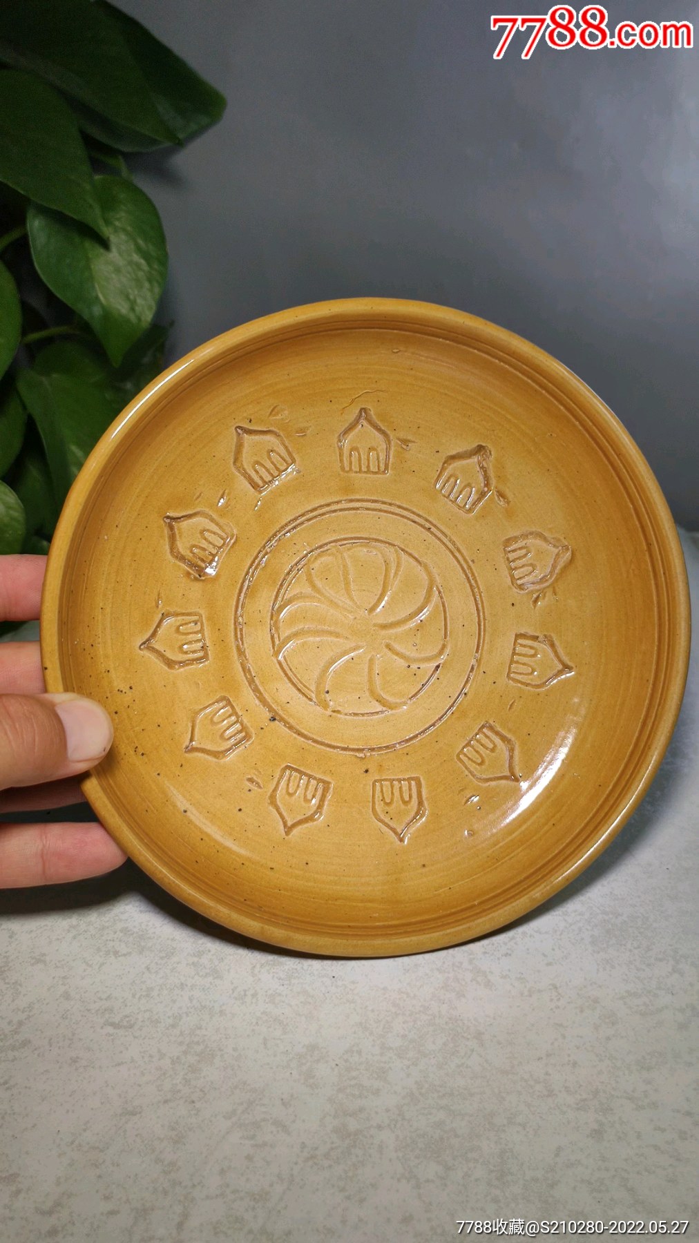 带工黄釉小瓷盘造型独特瓷质细腻釉水肥厚图案精美