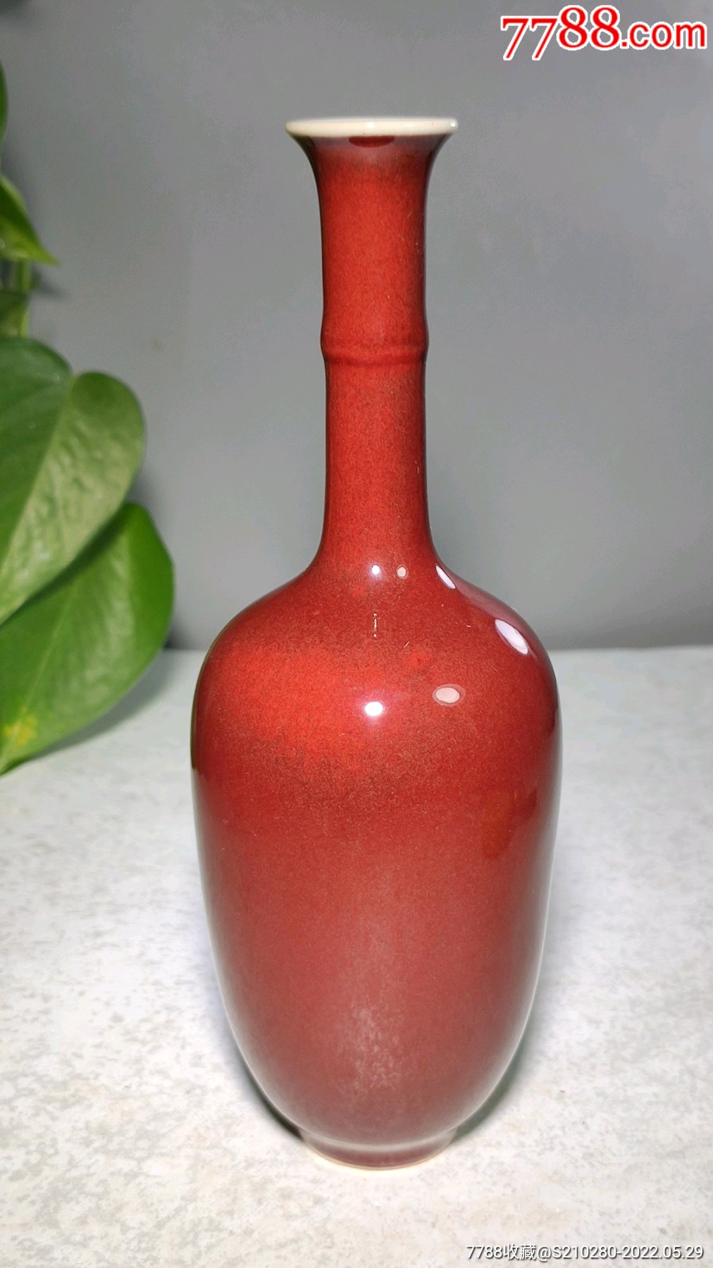 红釉瓷瓶子造型独特瓷质细腻釉水肥厚十分精致