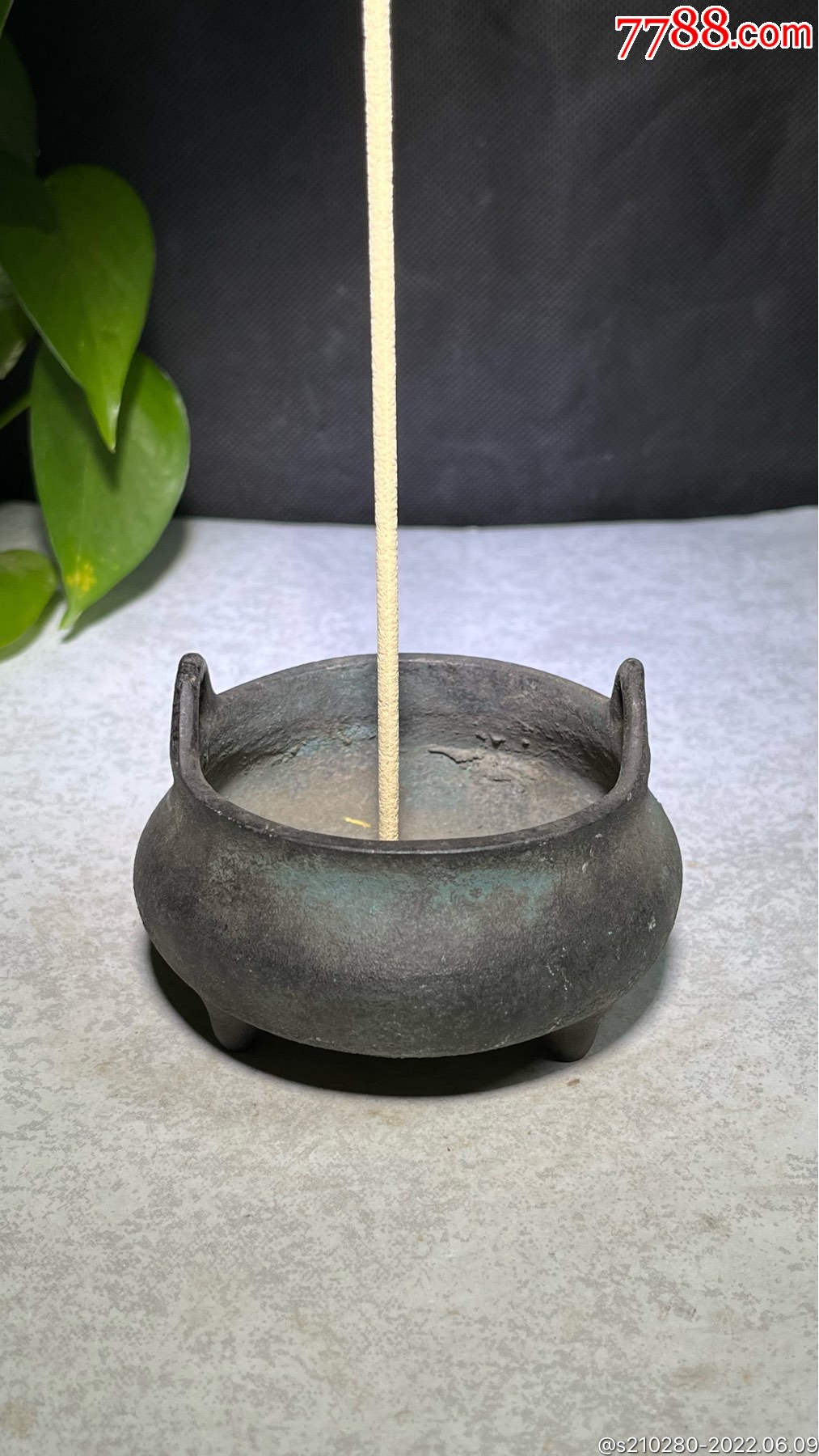 冲天耳铜香炉!造型独特!铜制清晰!皮壳老辣.包浆浓厚!底部有款!