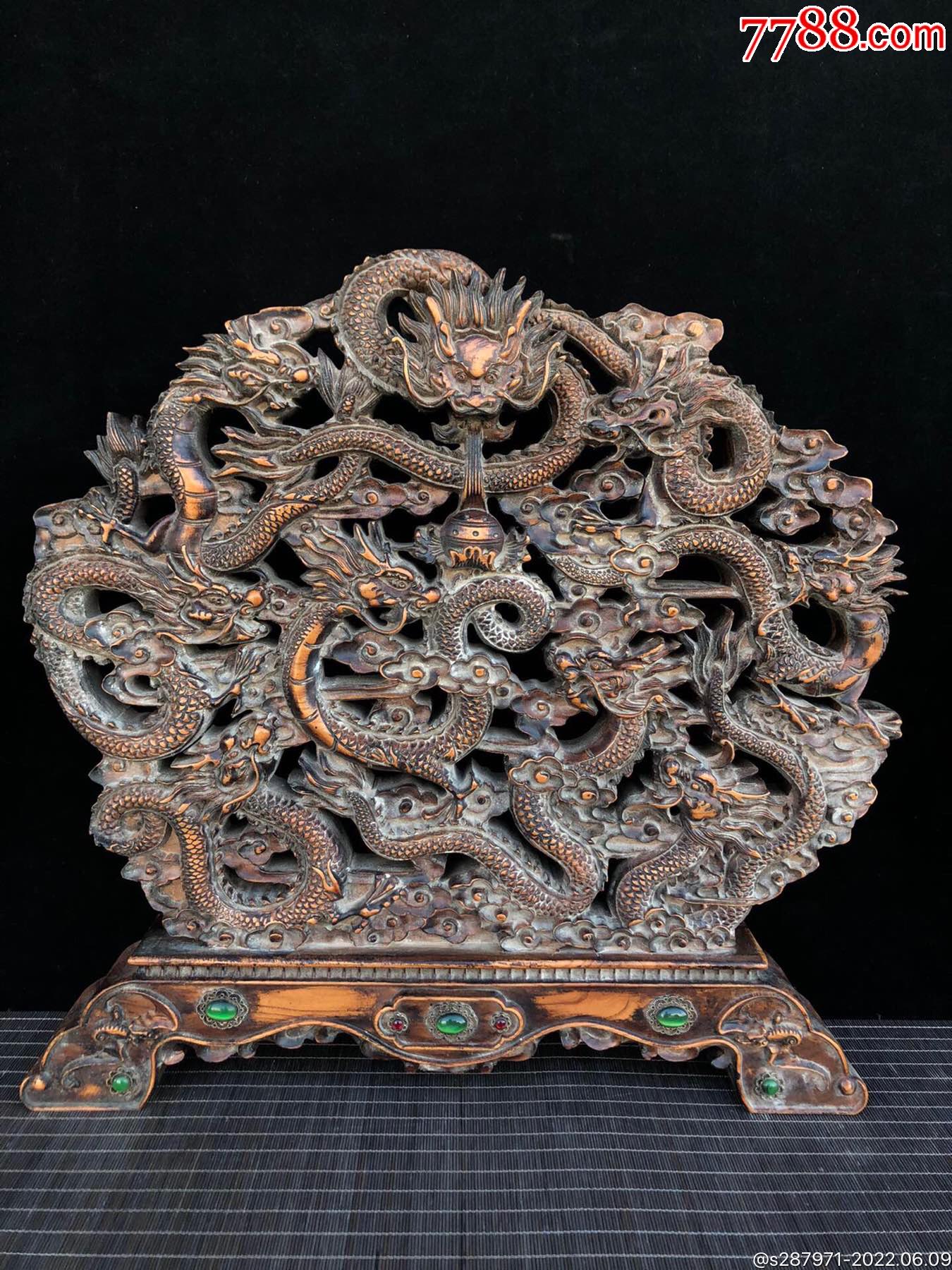 黄杨木镂空雕刻屏风摆件,镶嵌各色宝石装饰,雕刻九龙戏宝图案,龙头