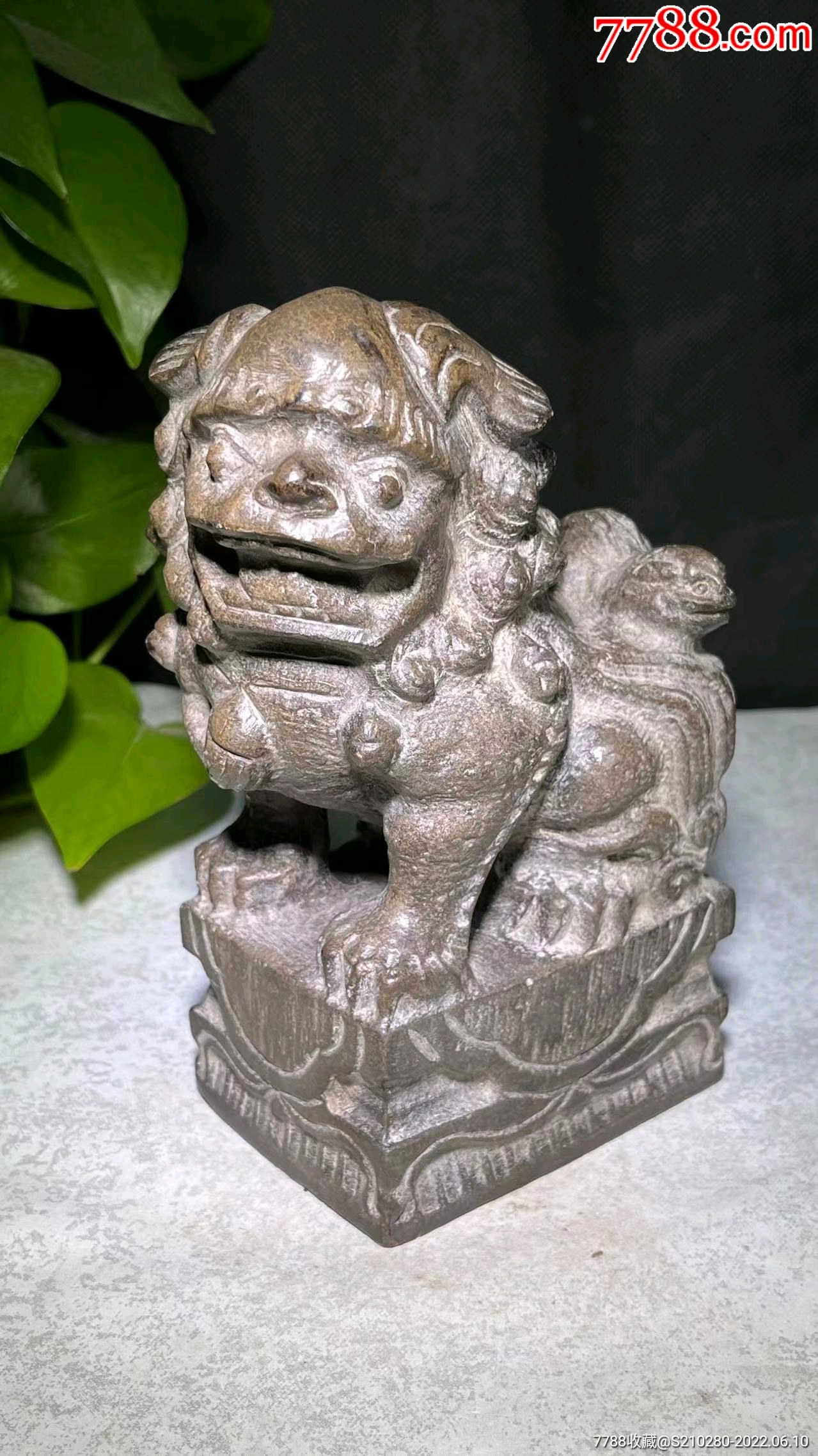 案头子母石狮子造型逼真石质坚硬皮壳老辣底座有工