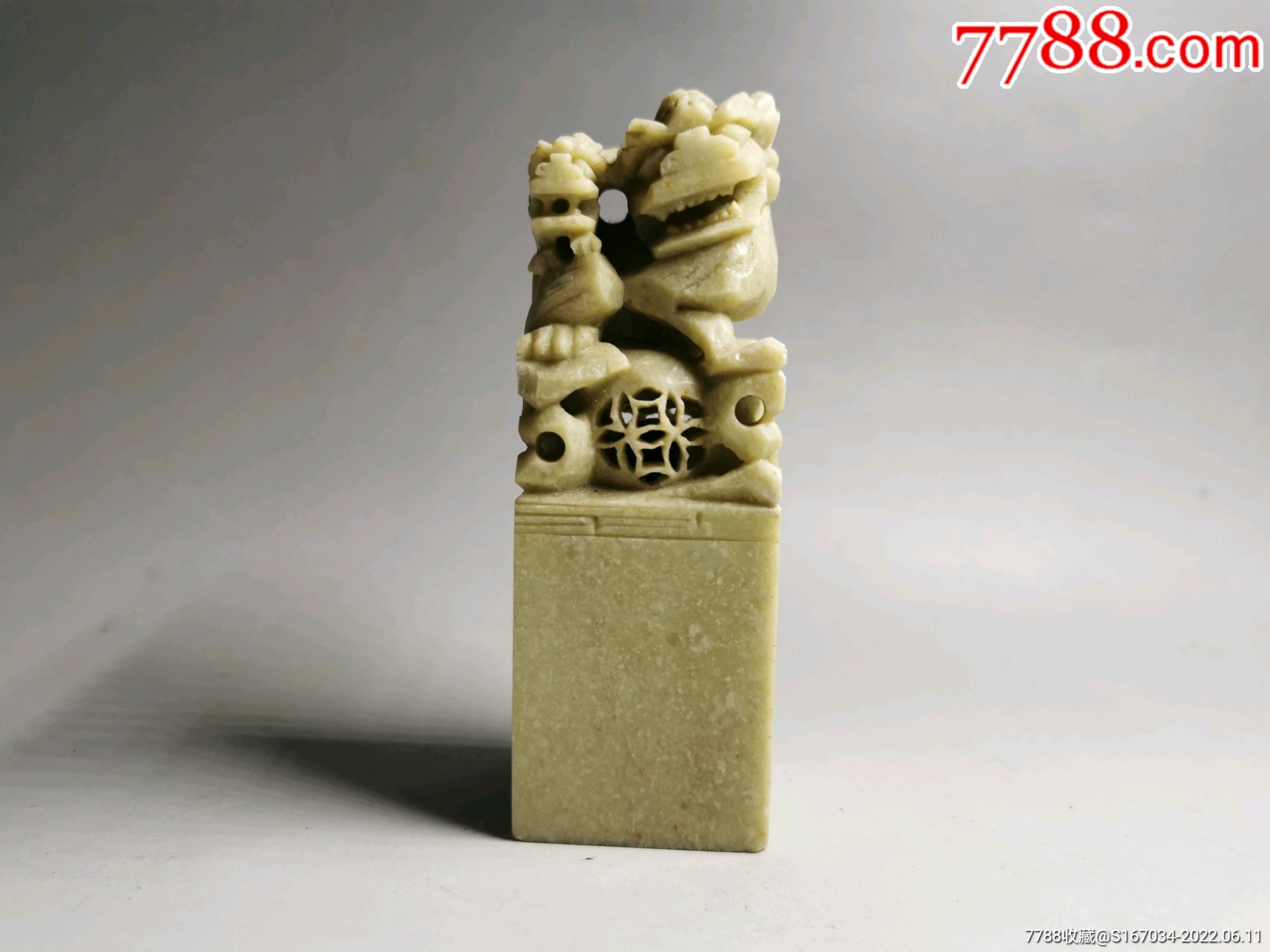 创汇期青田石镂空雕刻狮钮印章石镂空里面有活动的珠珠品相极佳如图