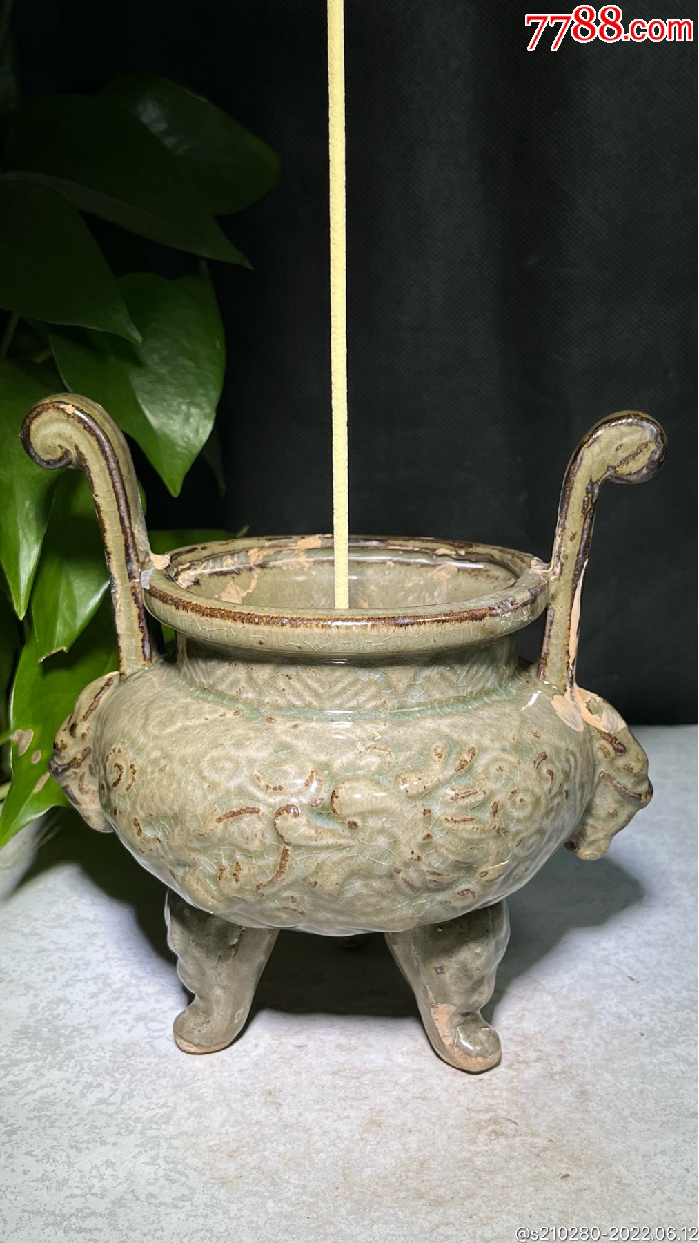 沧桑龙纹朝天耳瓷香炉造型古朴瓷质细腻釉水肥厚古朴大气局部小磕碰