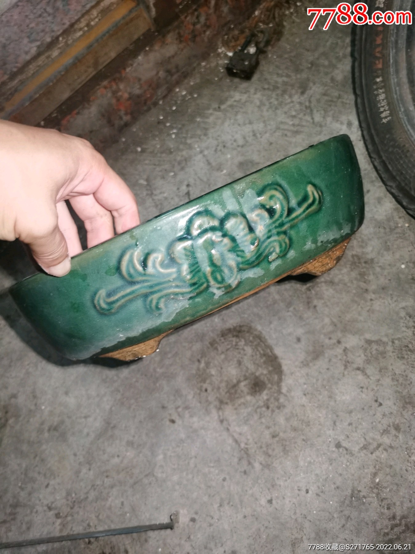 老石湾绿釉鹅蛋堆花花盆