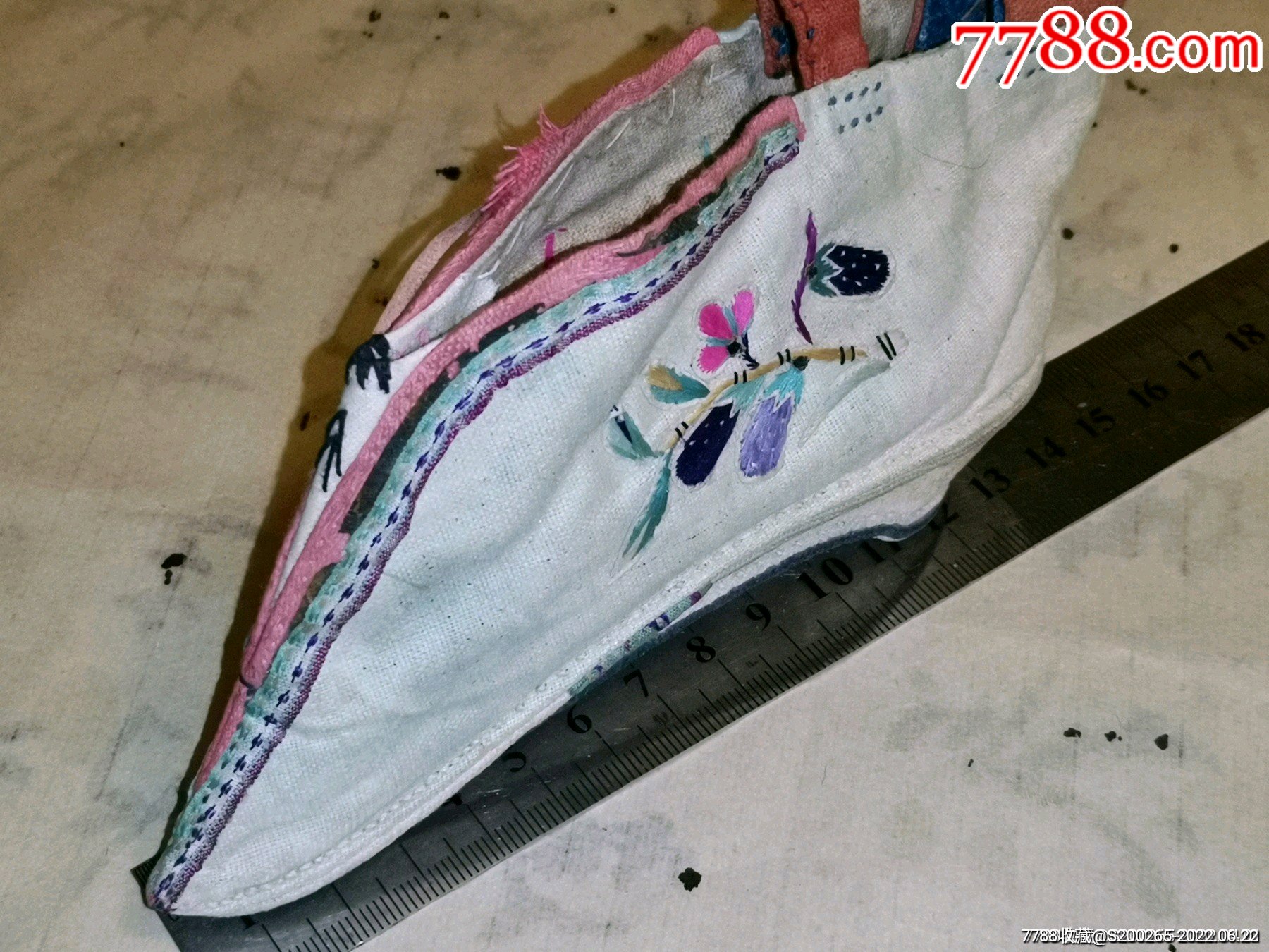 未婚少女的三寸金莲做工细腻颜色搭配合理