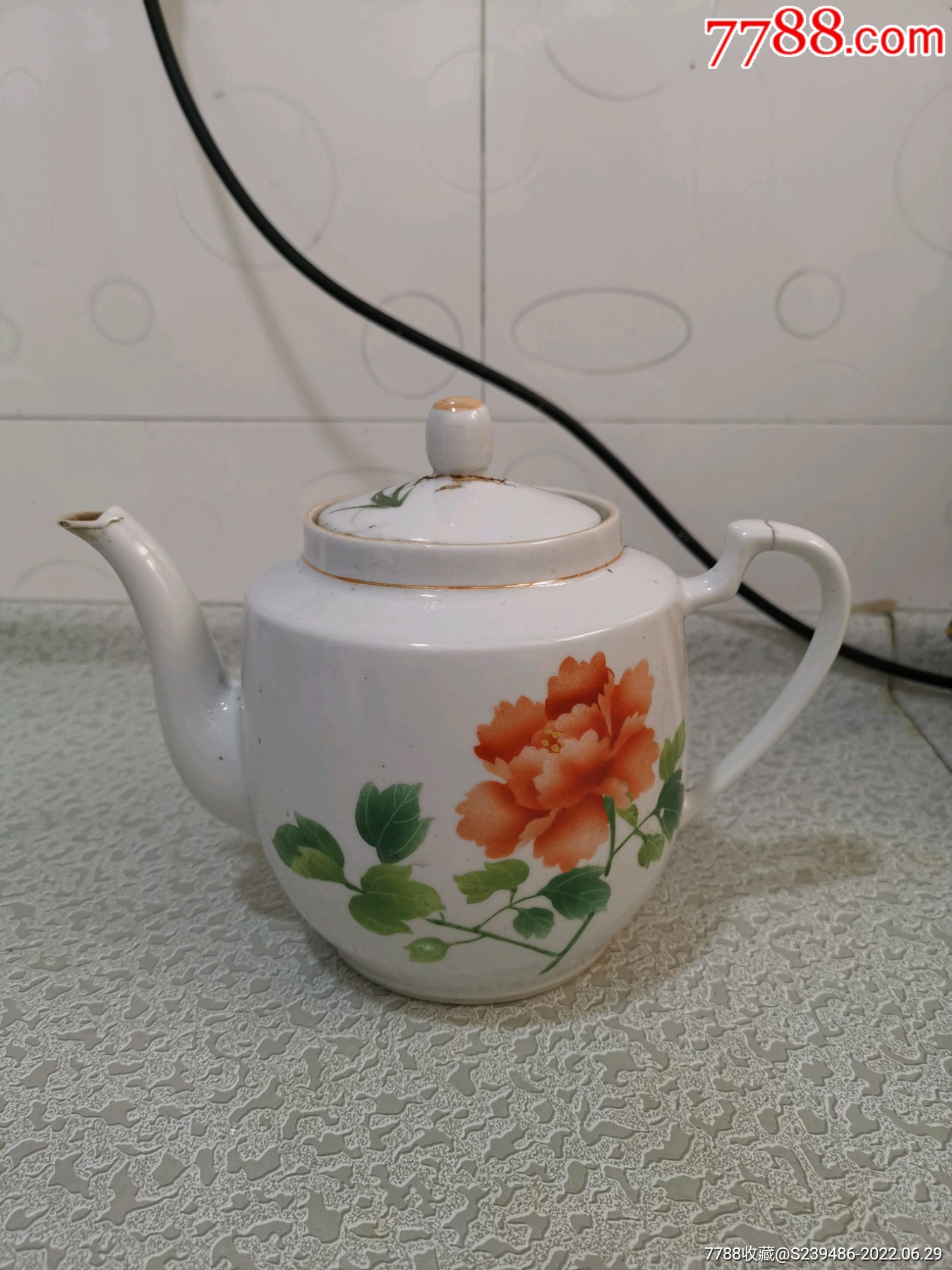 老茶壶有两处伤