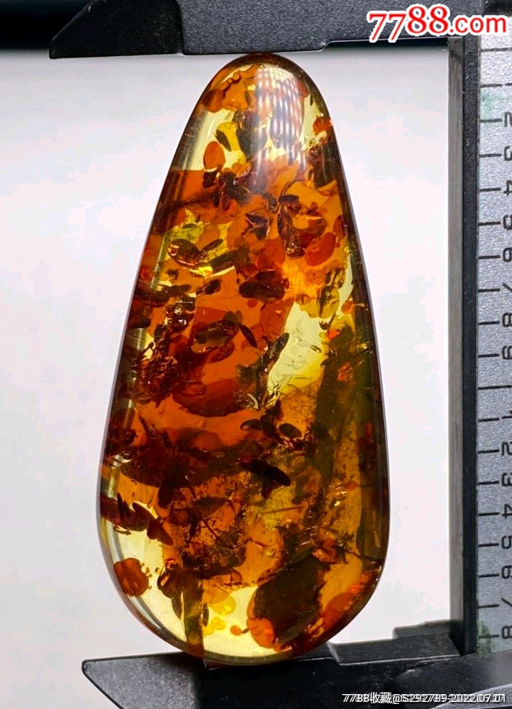 天然琥珀俄料花珀水滴吊坠一枚,琥珀内含花瓣花草漂亮如图,品相如图