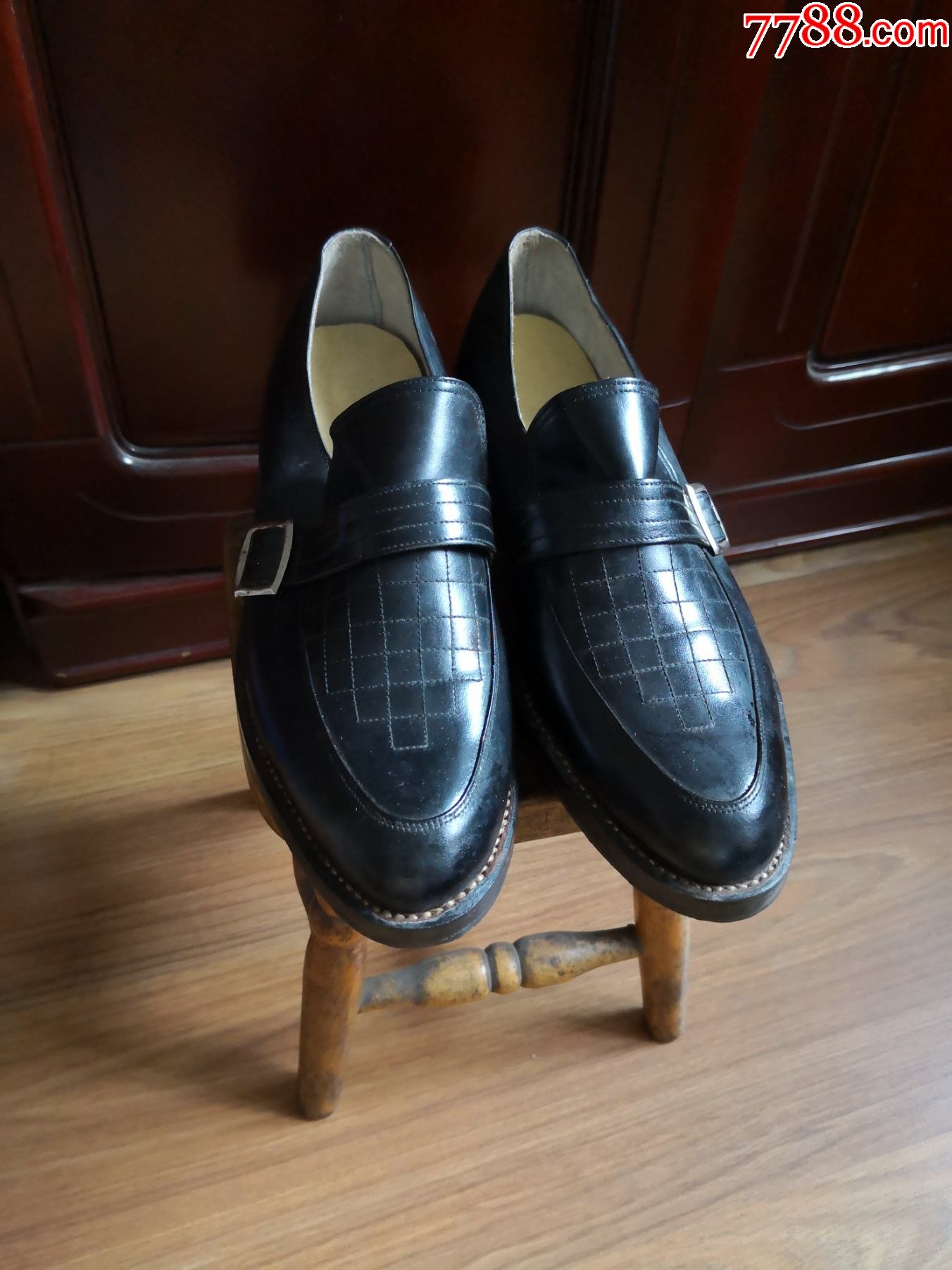 全新老皮鞋一双