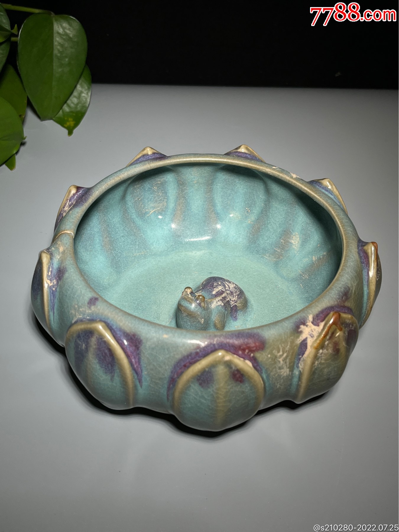 钧瓷窑变莲花瓷笔洗造型独特瓷质细腻釉水肥润窑变漂亮局部小磕碰