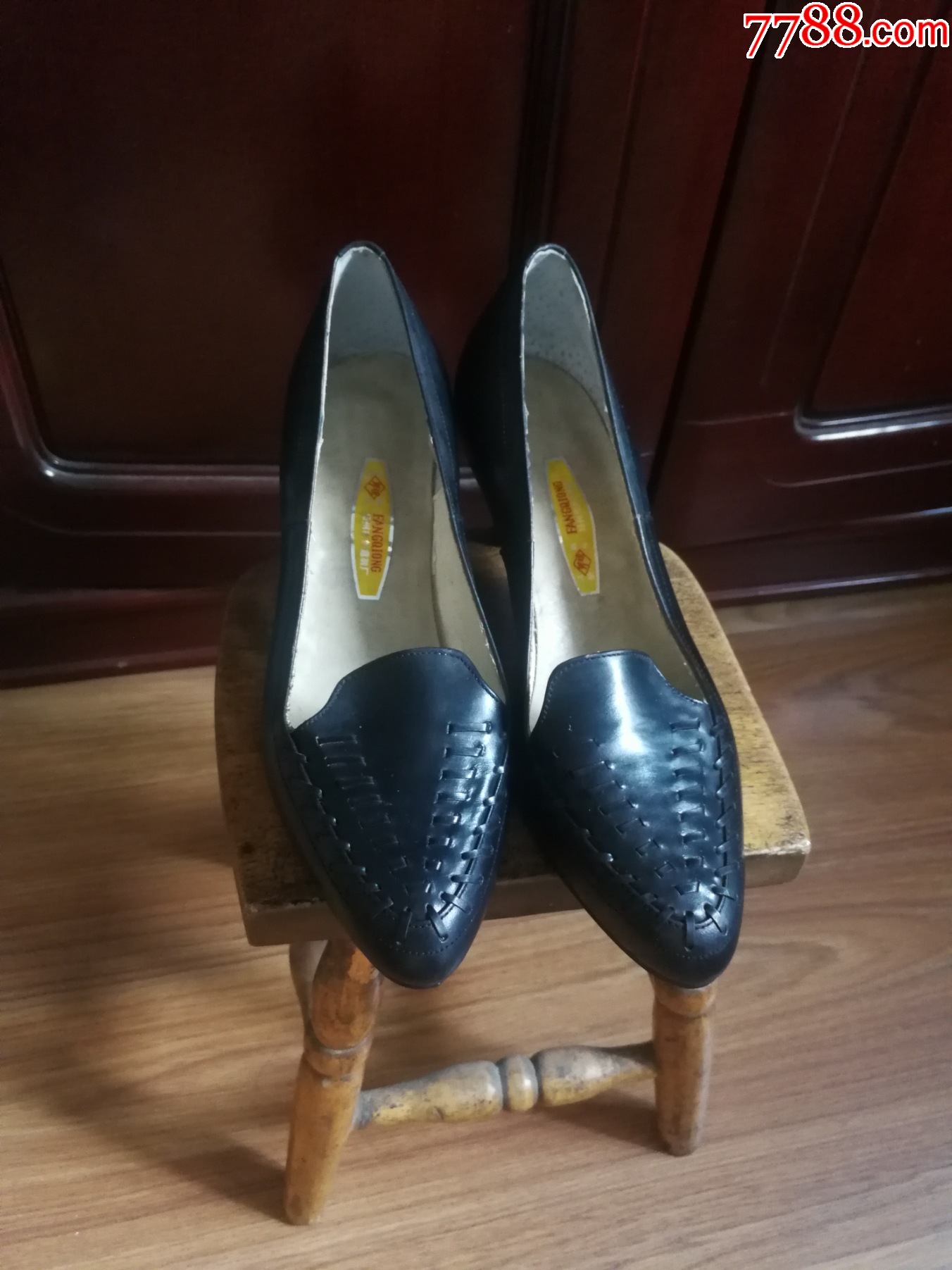 全新老皮鞋一双