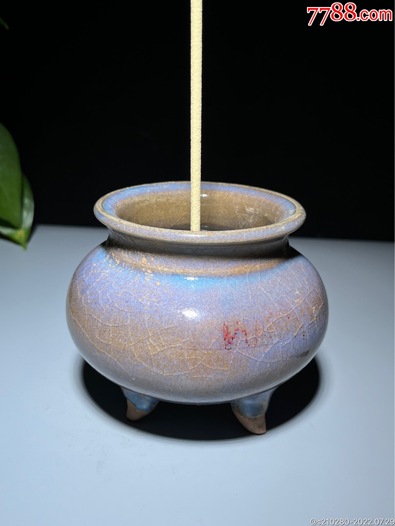 钧瓷窑变三足瓷香炉造型独特瓷质细腻釉水肥润精致