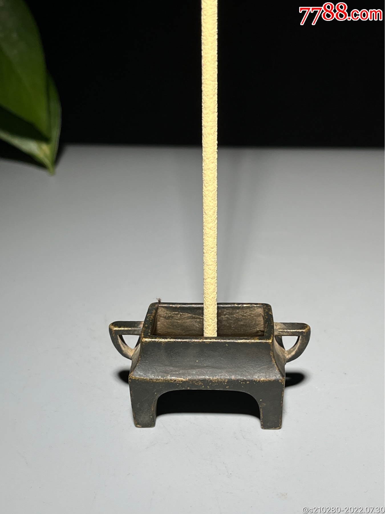 袖珍小巧铜香炉双耳马槽炉造型独特皮壳老辣包浆浓厚精致小巧底部有款