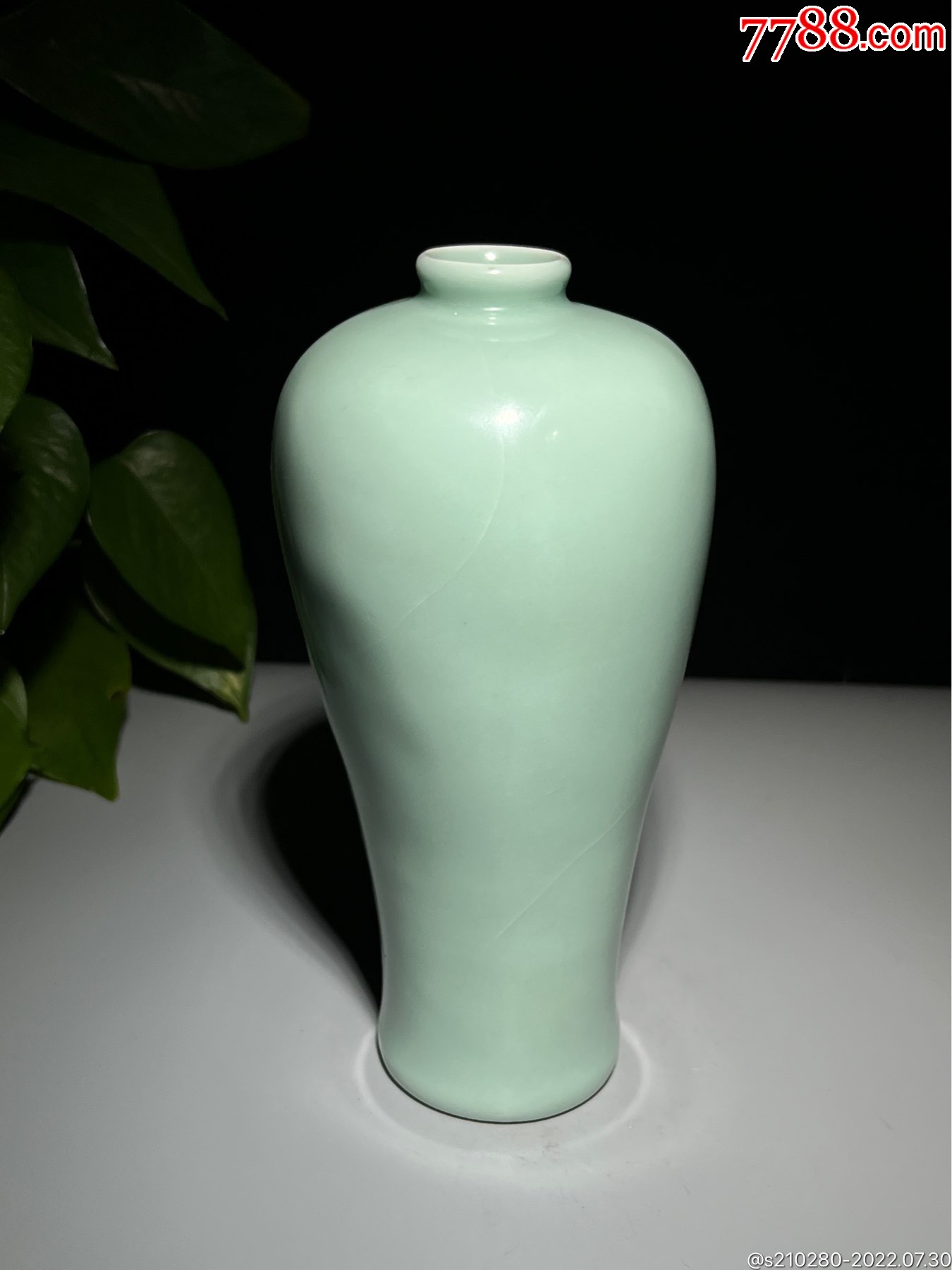 青釉瓷瓶子造型独特瓷质细腻釉水肥润古朴