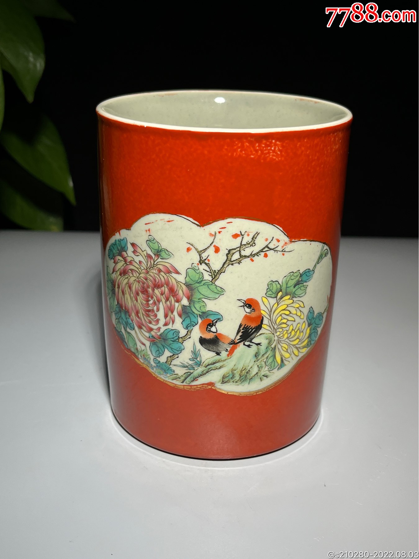红釉开窗花鸟瓷笔筒造型独特瓷质细腻釉水肥润精致