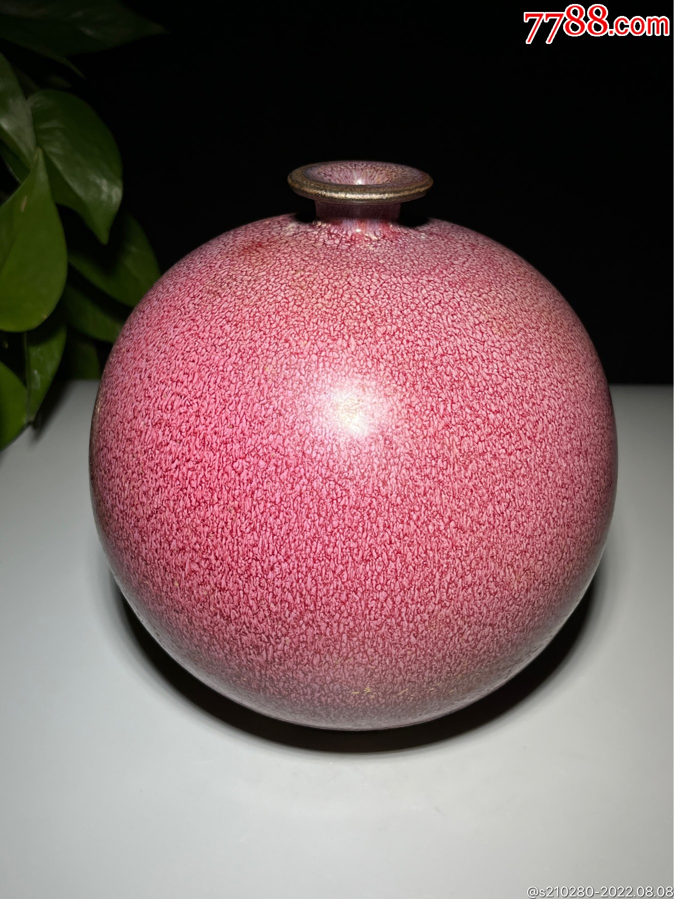 红釉窑变苹果尊造型独特瓷质细腻釉水肥润窑变漂亮