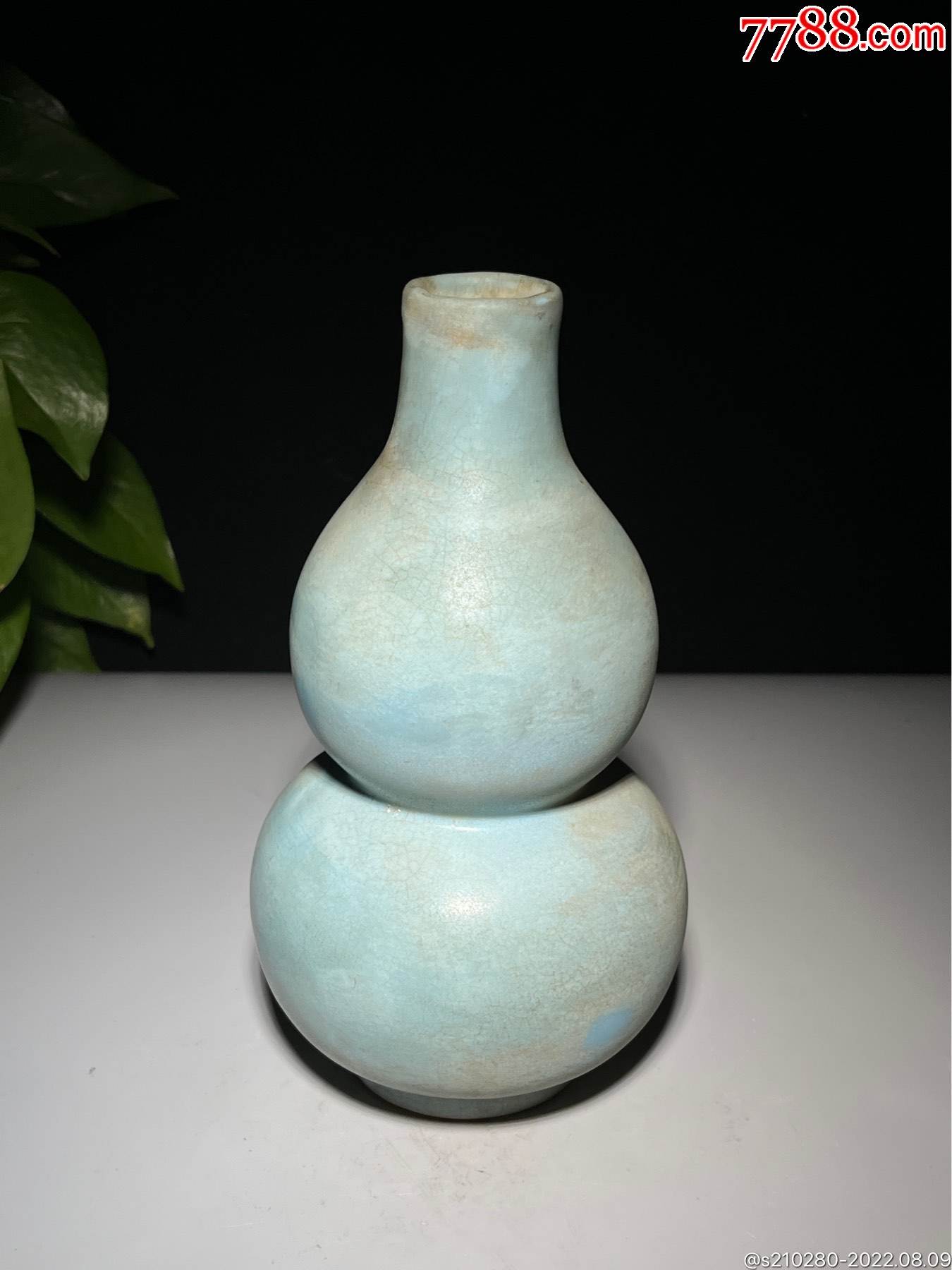 蓝釉葫芦瓷瓶子造型独特瓷质细腻摆放美观